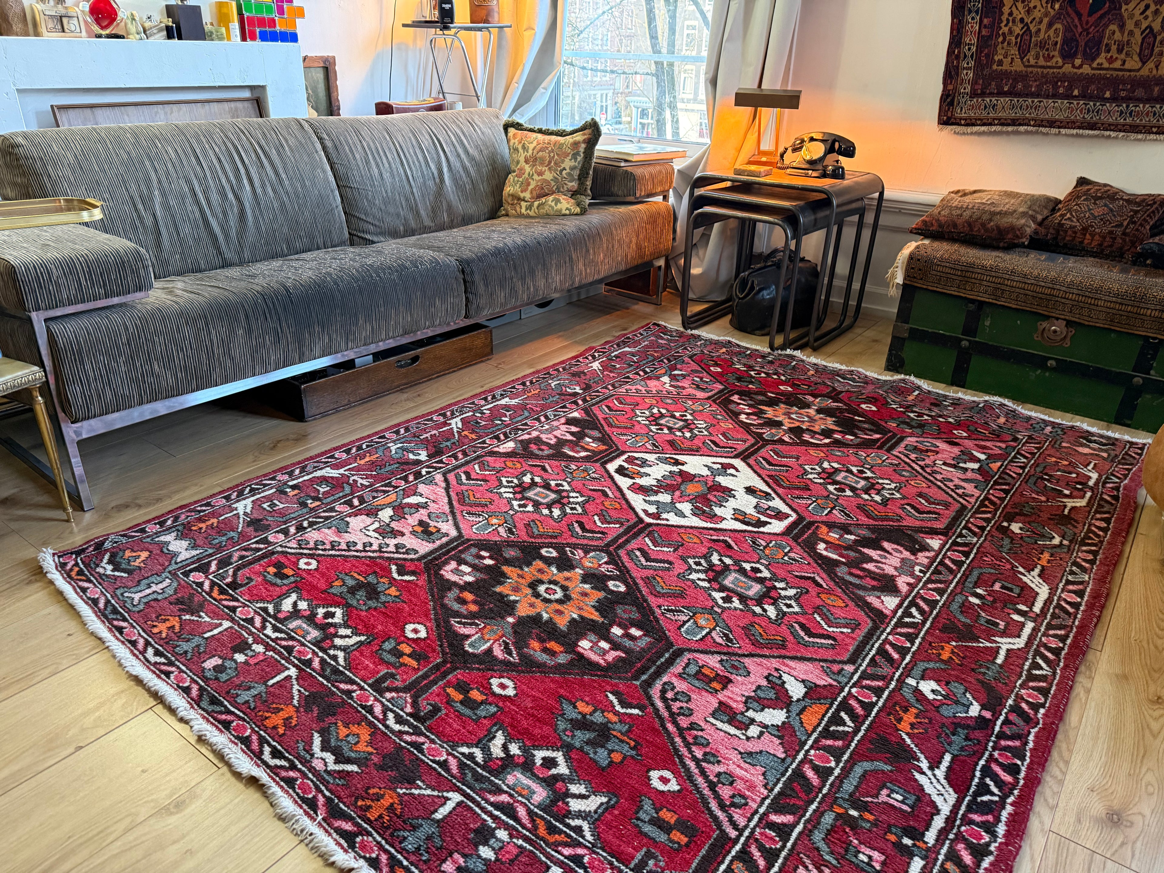 Tapete vintage nó à mão – vermelho gráfico com composição serena (221 × 165 cm)