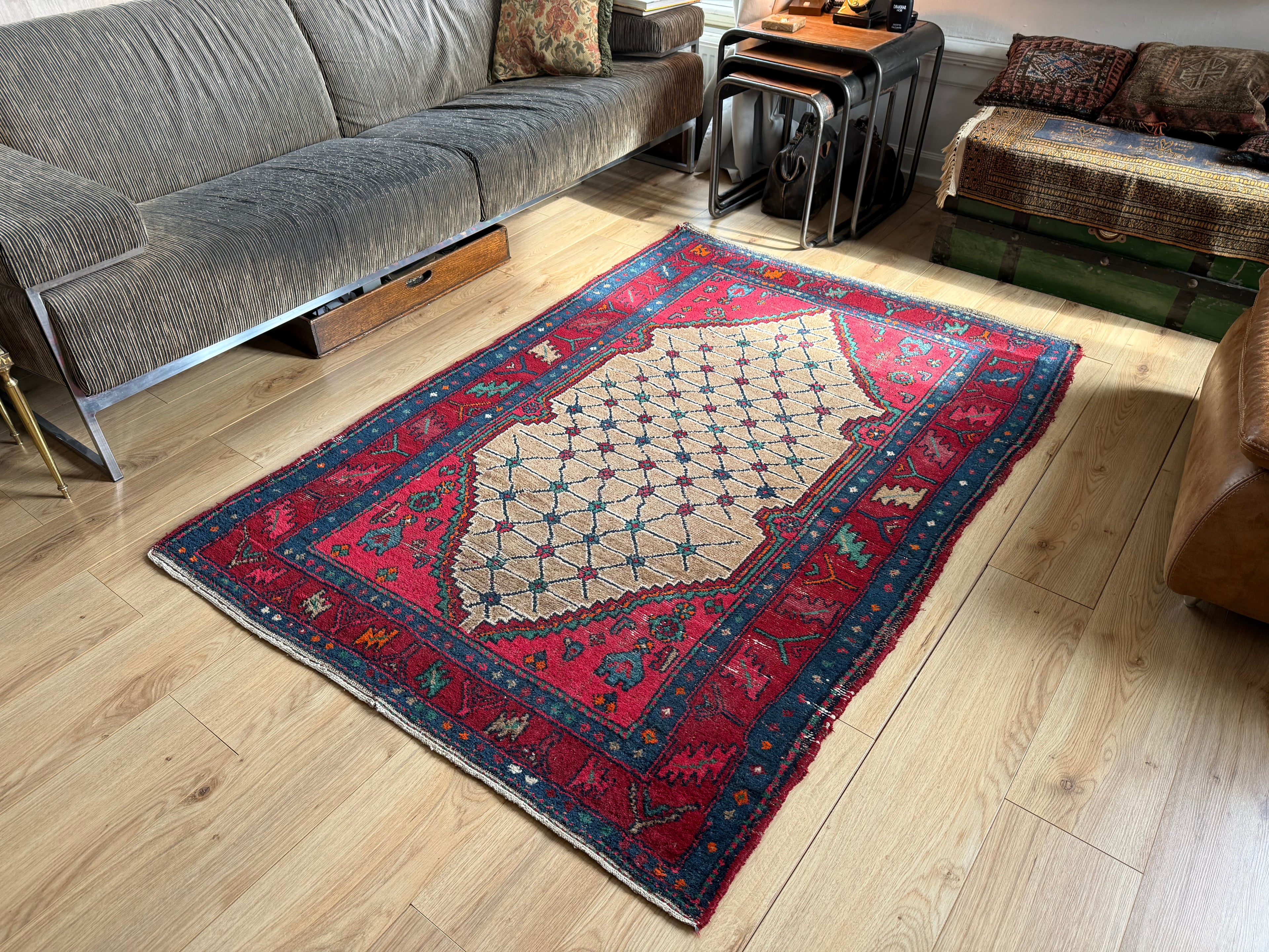 Hand-knotted Vintage Rug with Graphic Diamond Field – 185 × 131 cm
