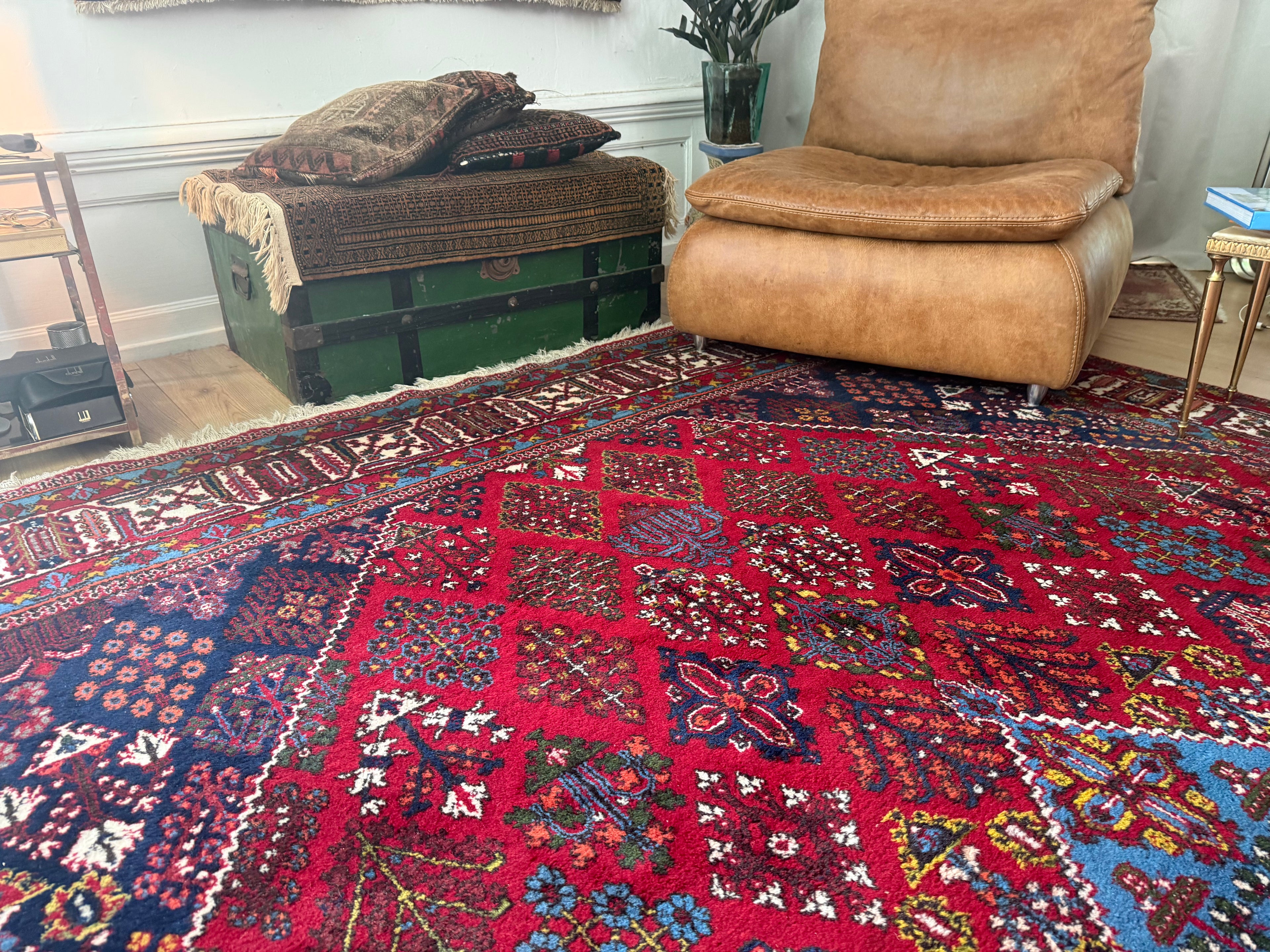 Groot vintage tribaal tapijt 355 × 241 cm – rood veld met blauw medaillon