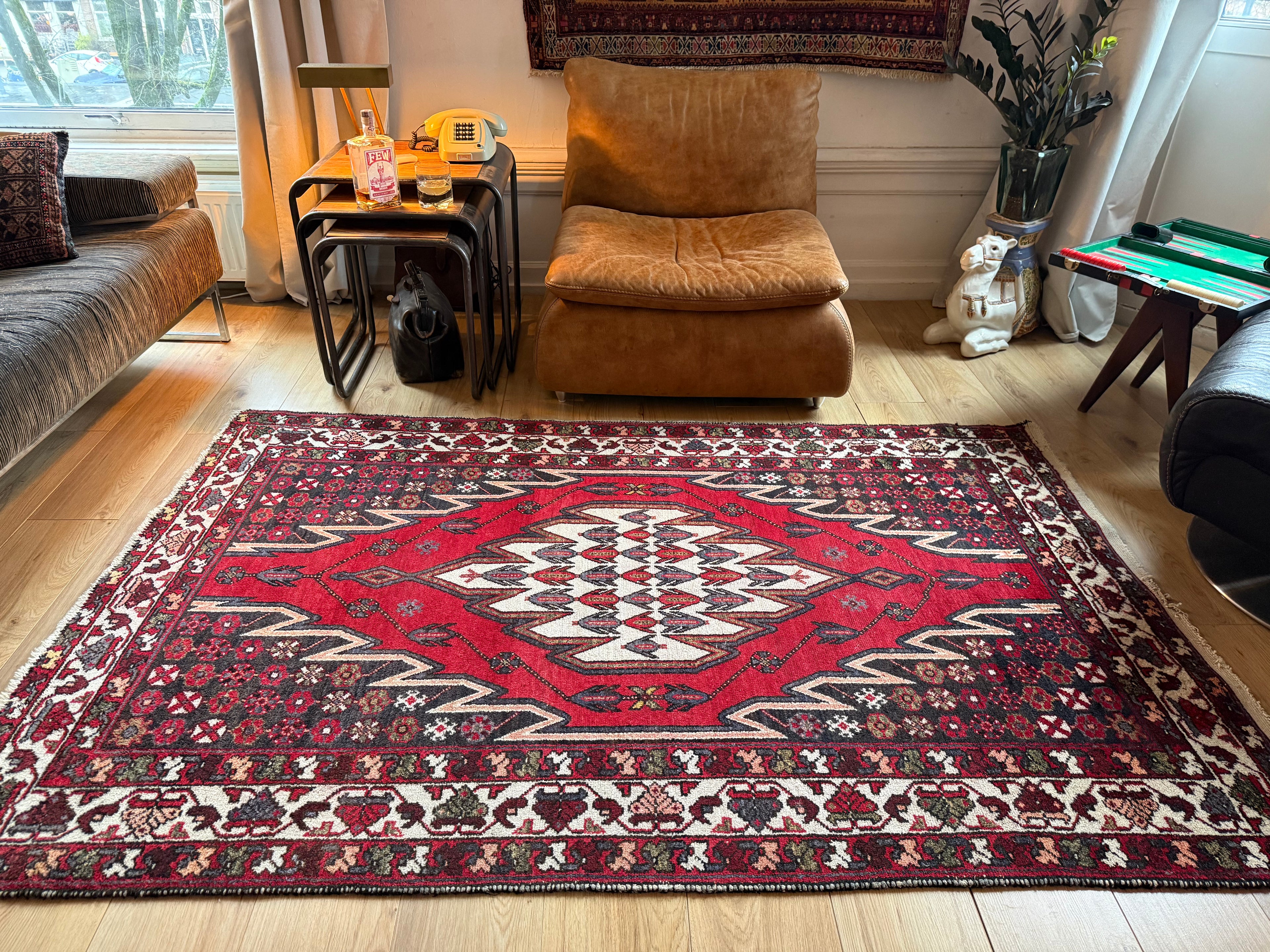 Vintage handgeknoopt tapijt met grafisch medaillon – 209 × 134 cm