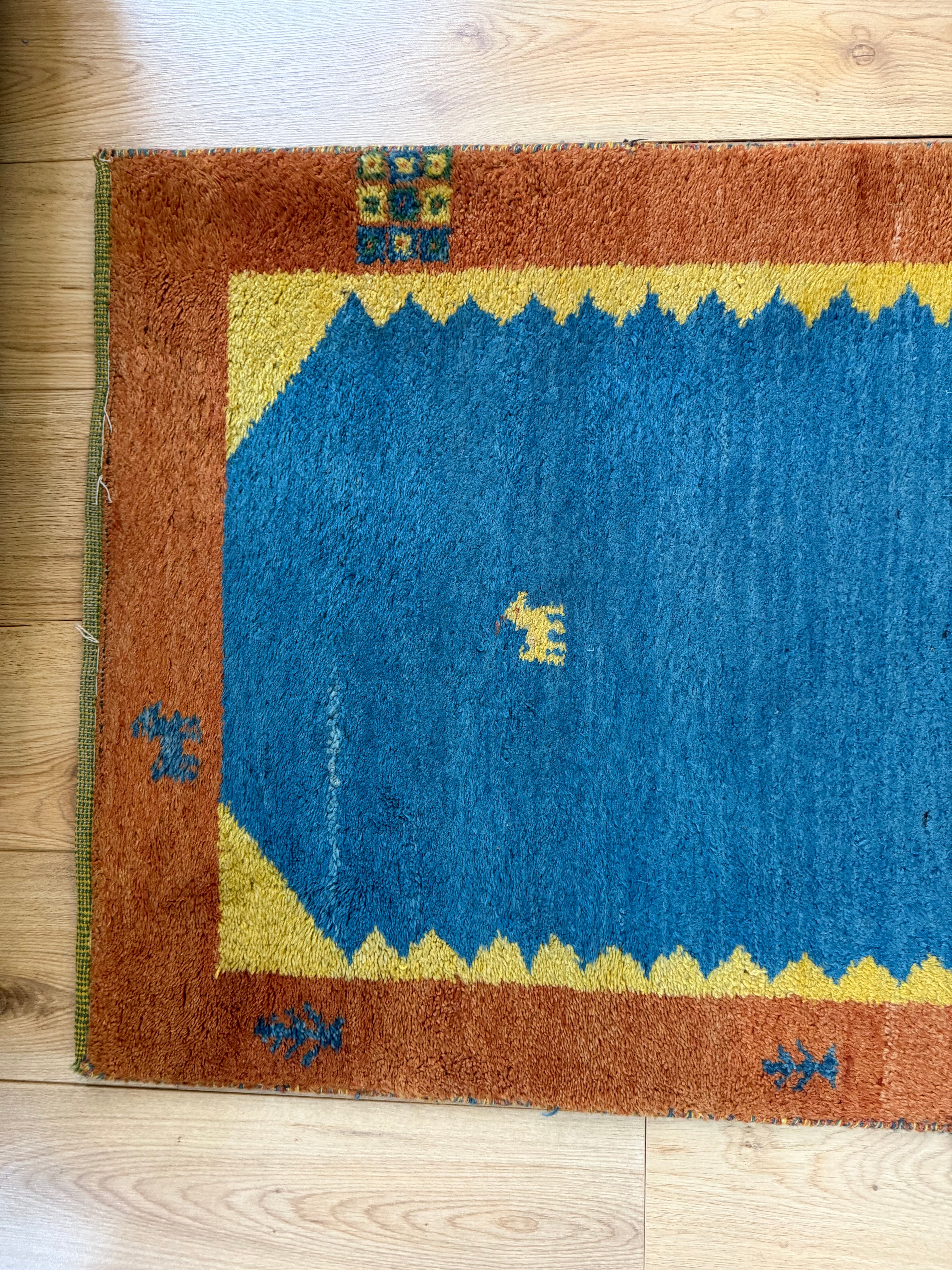 Vintage handgeknoopte loper – blauw & oker – ca. 302 × 77,5 cm