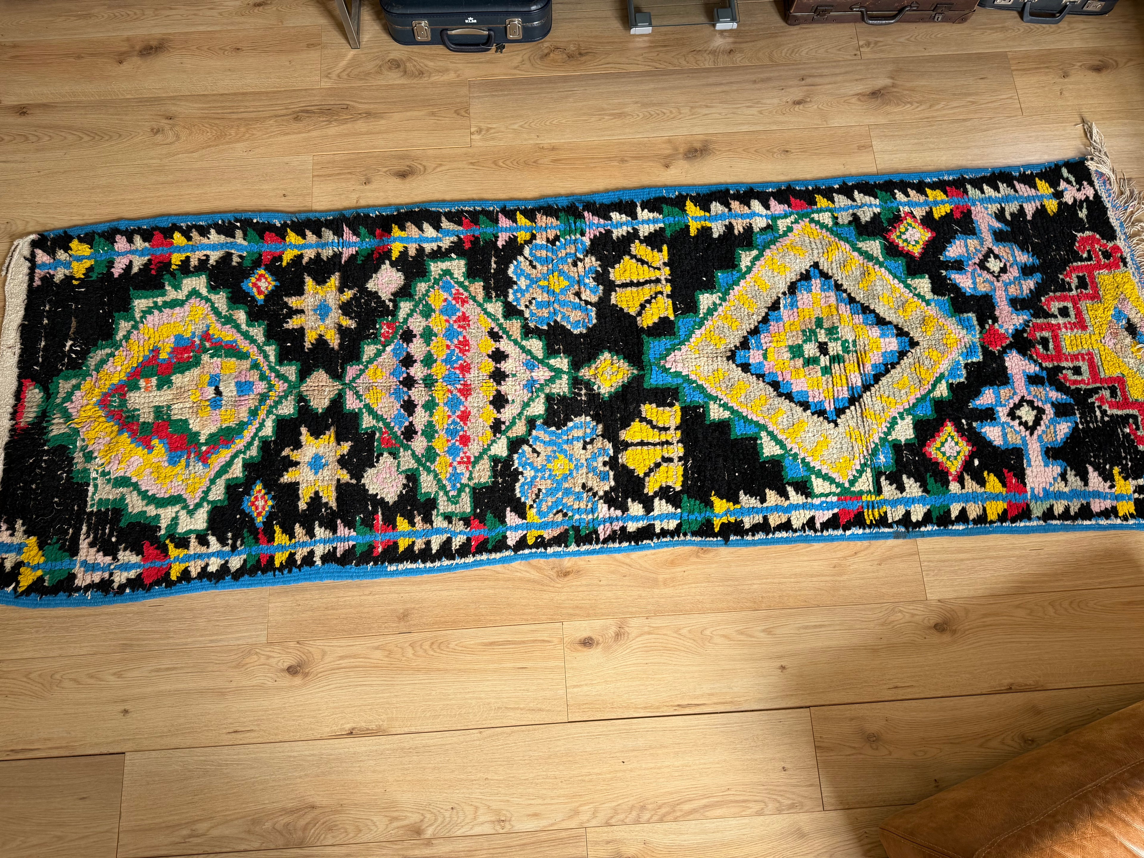 Handgeknoopt vintage tapijt Boucherouite loper uit Marokko– ca. 277 × 88 cm