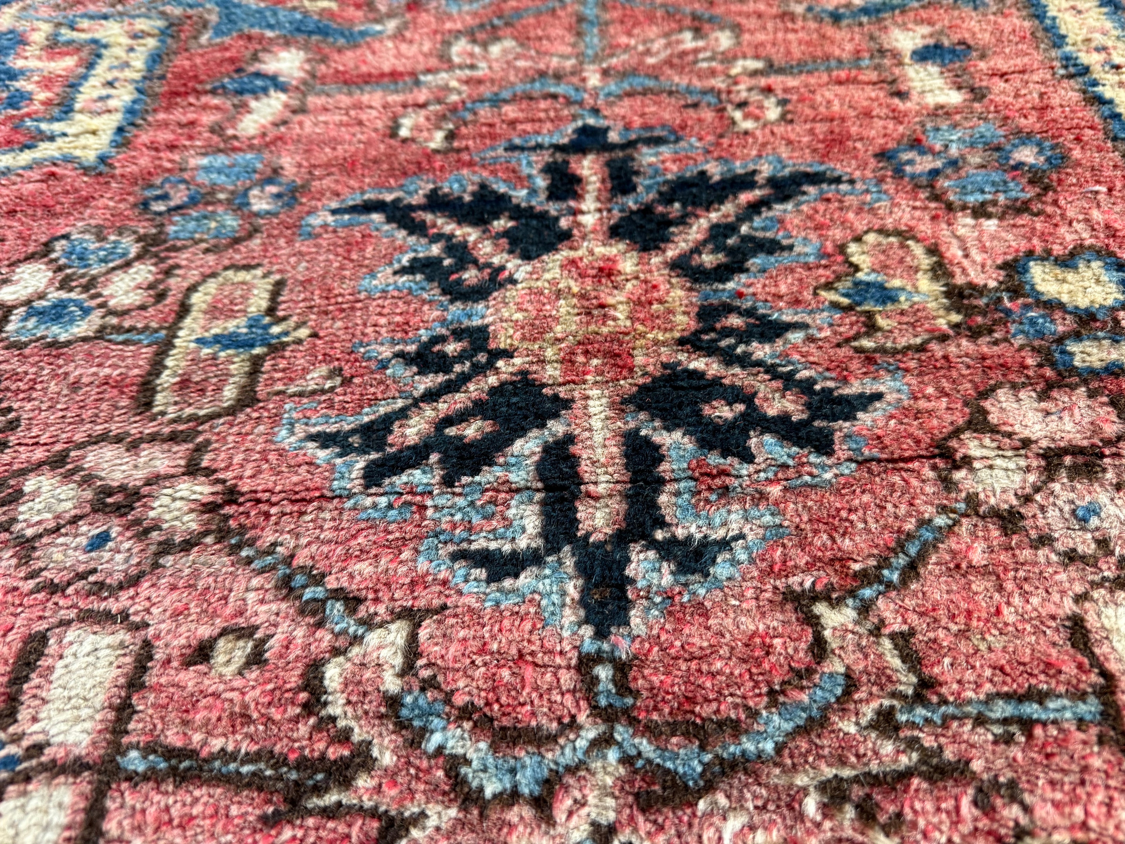 Vintage handgeknoopt tapijt in Heriz-stijl – ca. 290 × 212 cm gemaakt ca. 1940-1950