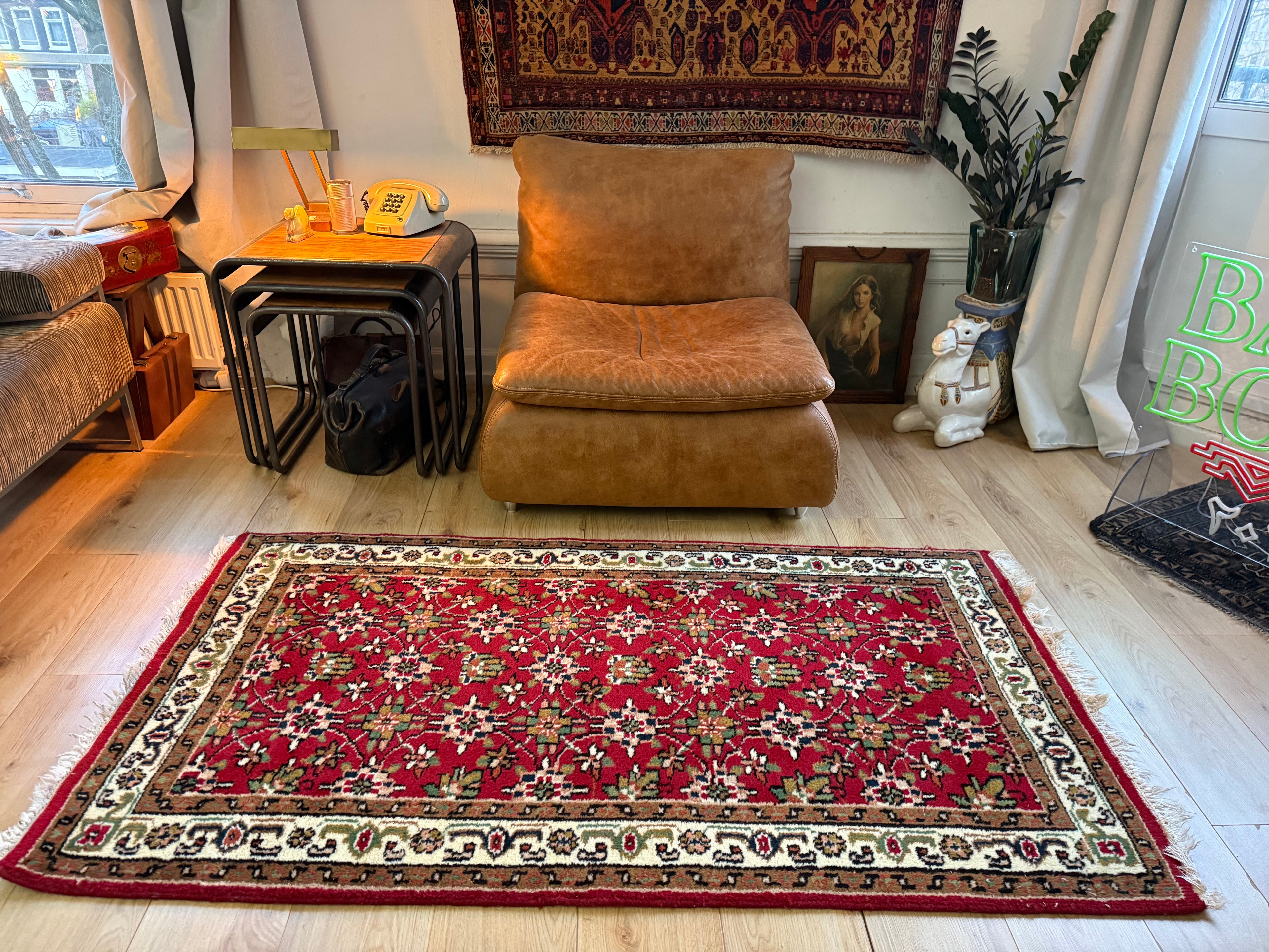 Warm rood vintage oosters tapijt met florale details – ca. 174 × 92 cm