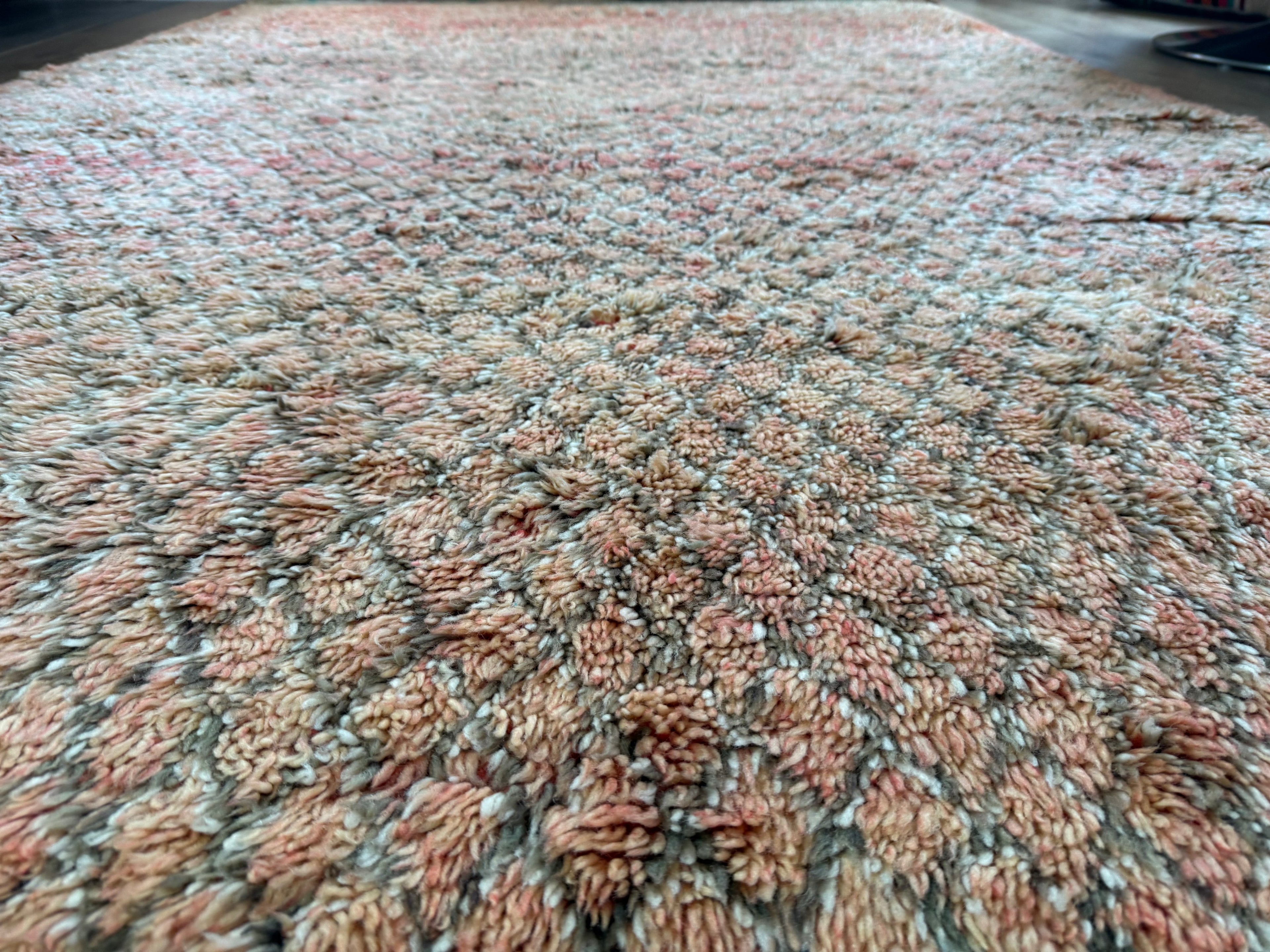 Zacht vintage Berber tapijt in perziktinten – 320 × 195 cm