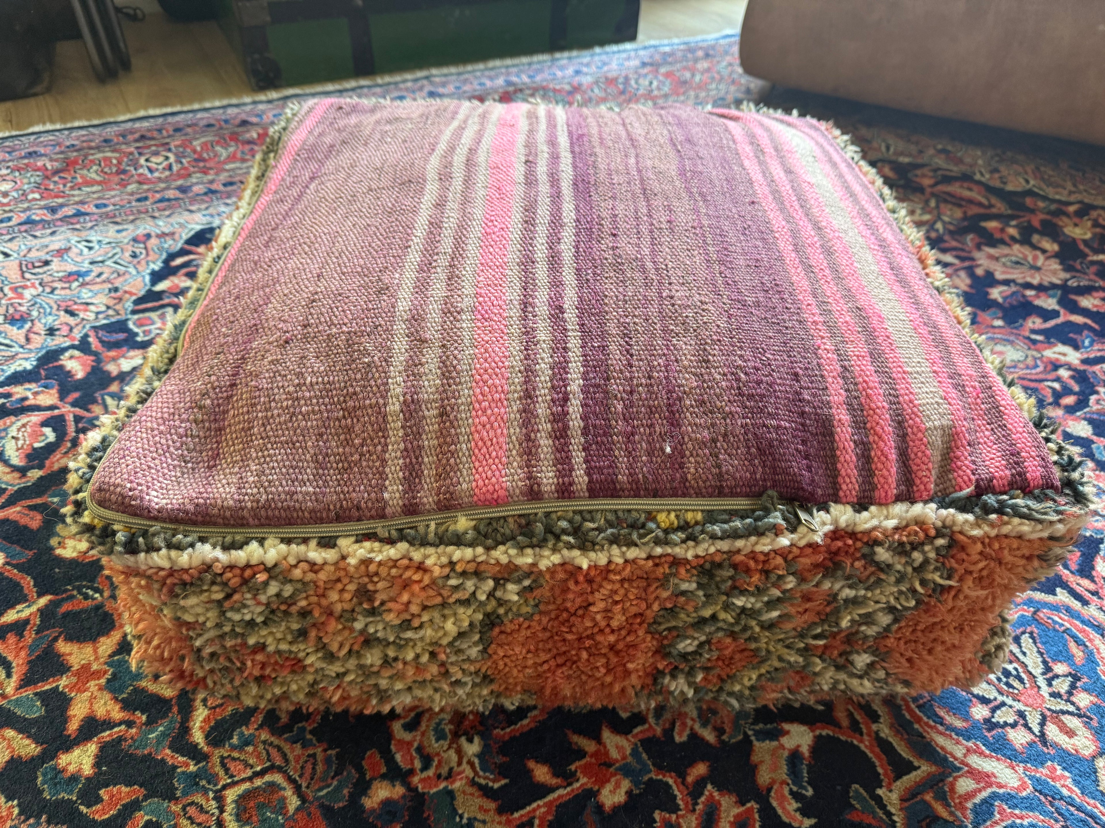 Poef van gebruikt vintage Marokkaans tapijt – handgemaakt – ca. 60 × 60 × 25 cm