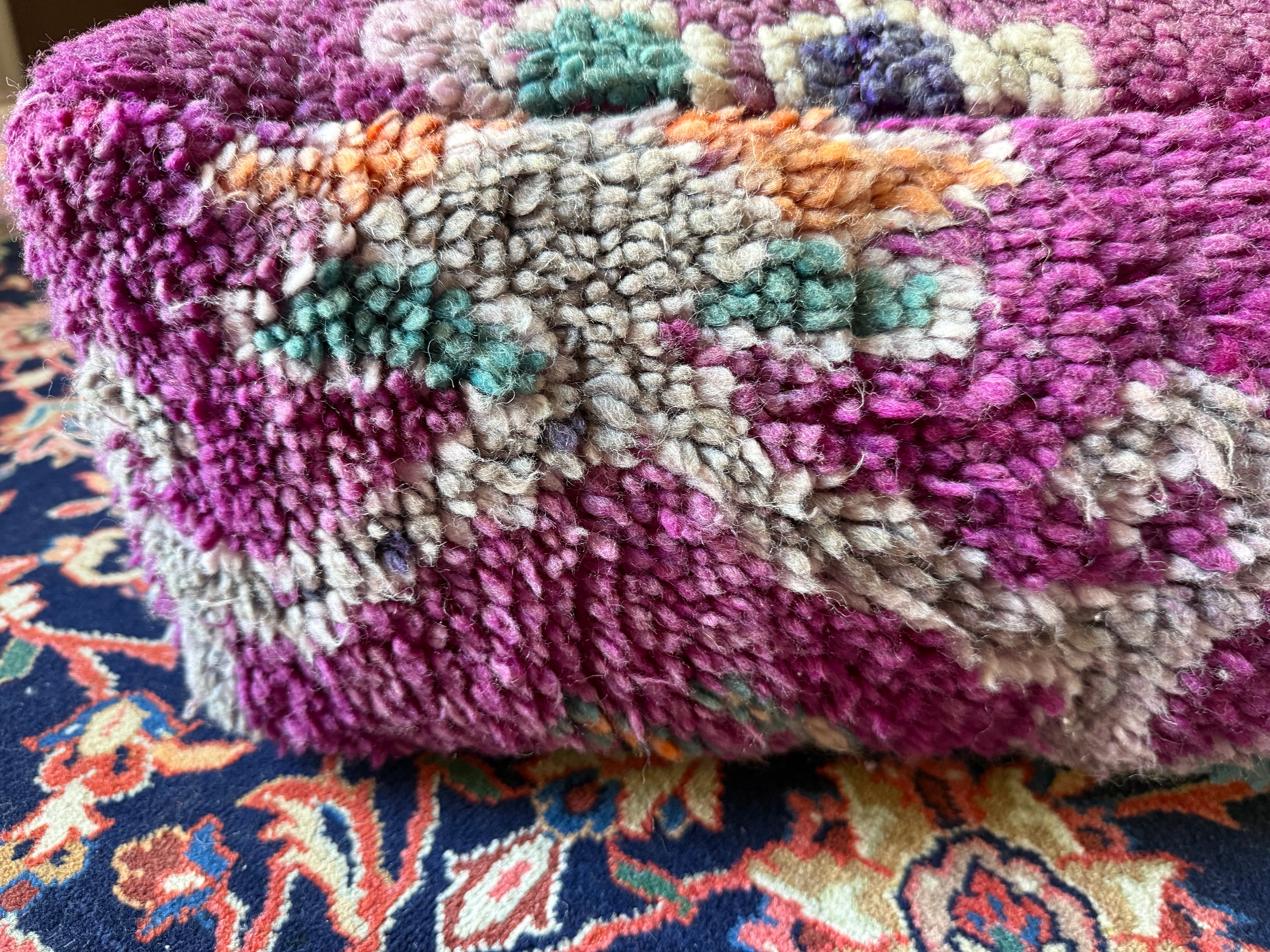 Poef van gebruikt vintage Marokkaans tapijt – handgemaakt – ca. 60 × 60 × 25 cm