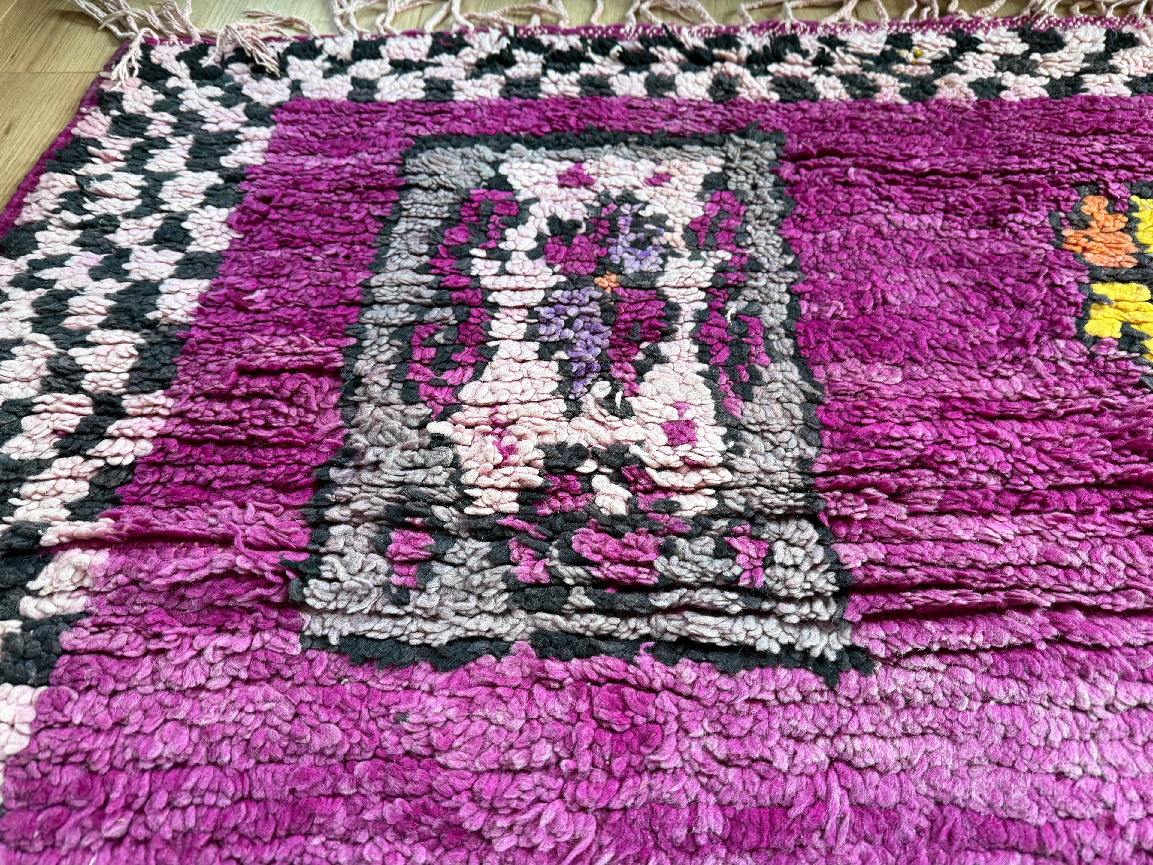 Warm Magenta Vintage Berber Tapijt – 320 × 183 cm – Dikke Wol & Checkerboard Rand