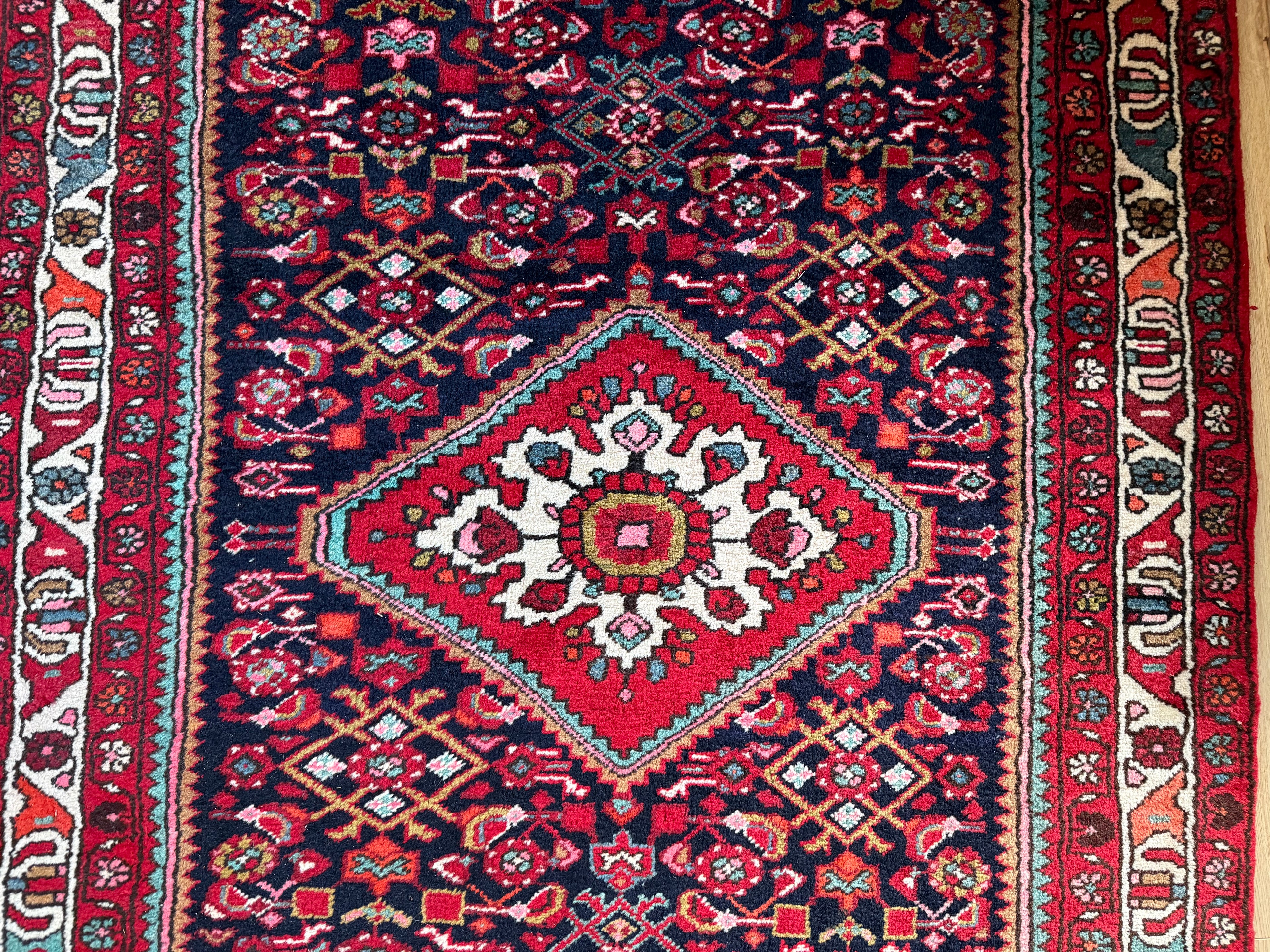 Vintage handgeknoopt wollen tapijt met medaillon – rood en donkerblauw – 217 × 130 cm