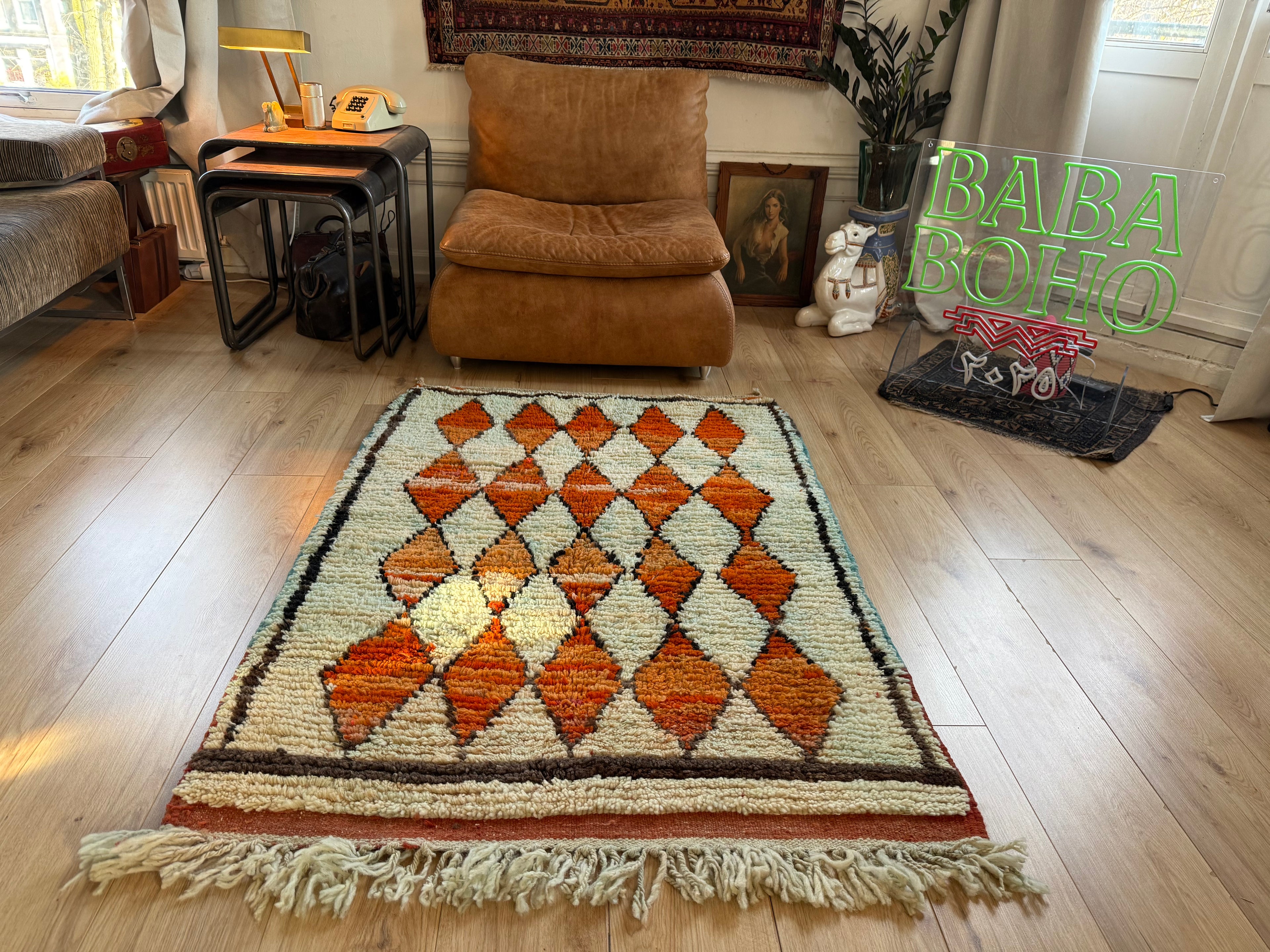 Vintage hoogpolig Marokkaans Berber kleed met warm oranje ruitmotief – 157 × 106 cm