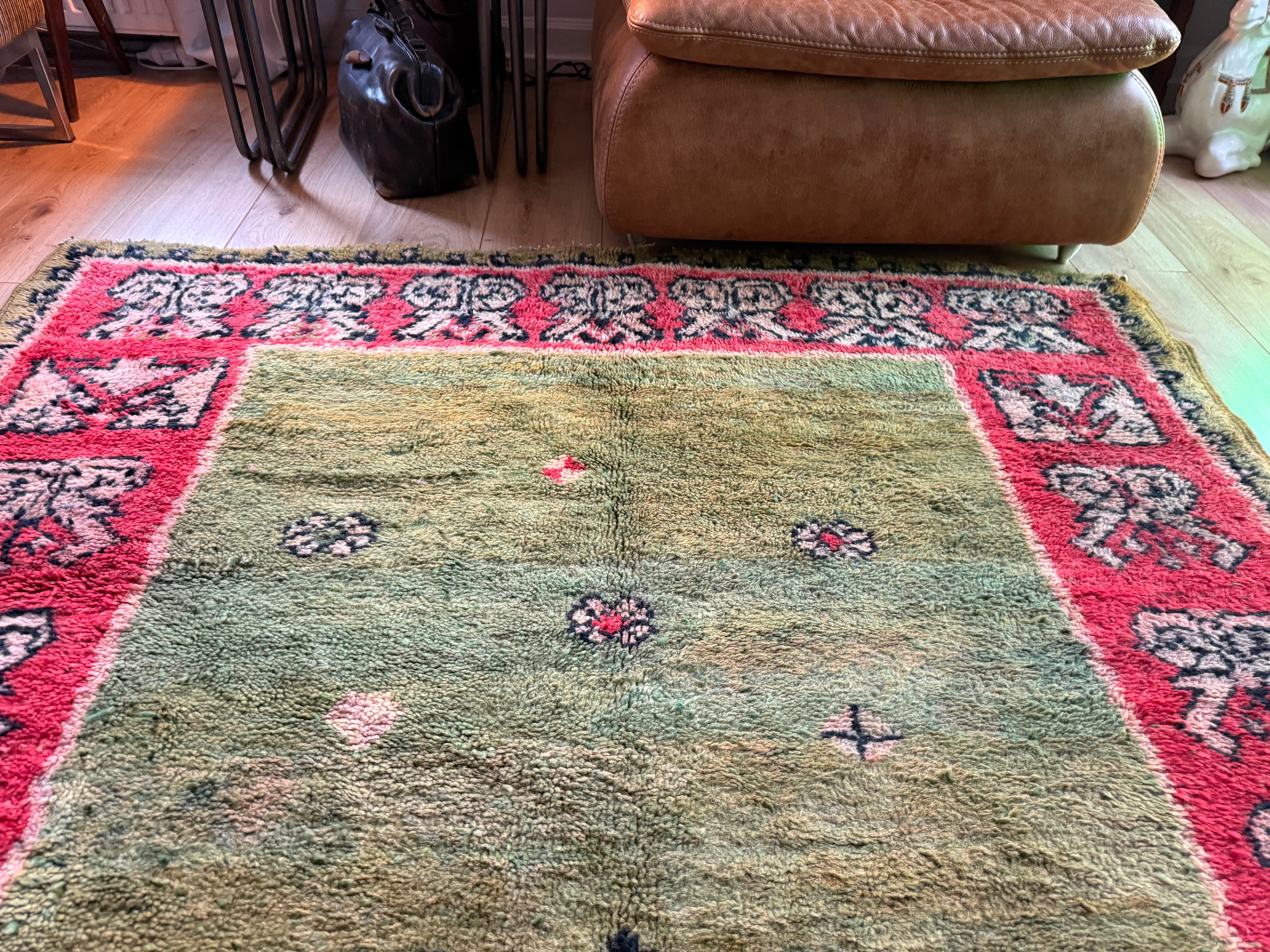 Vintage Marokkaans tapijt met zeldzaam groen veld – handgeknoopt wol (362 × 172 cm)