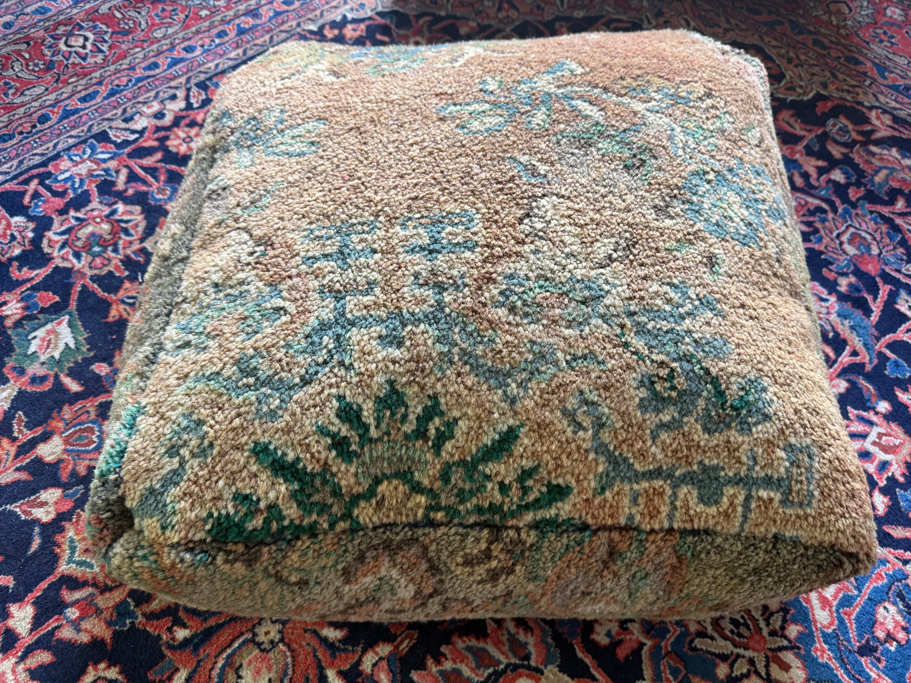 Poef van gebruikt vintage Marokkaans tapijt – handgemaakt – ca. 60 × 60 × 25 cm