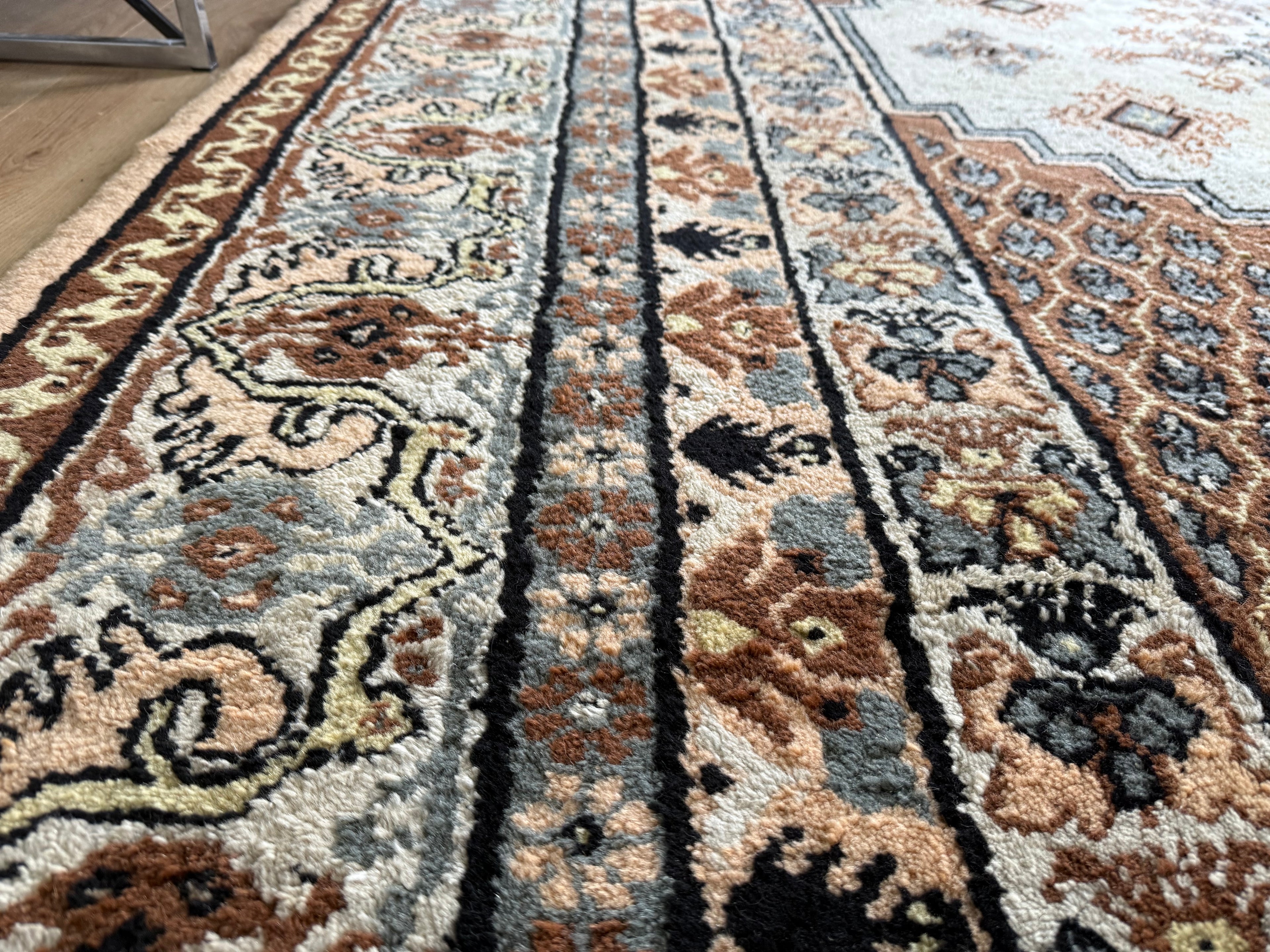 Handgeknoopt oosters tapijt – ca. 352 × 247 cm (lichten verkleuringen middenstuk)