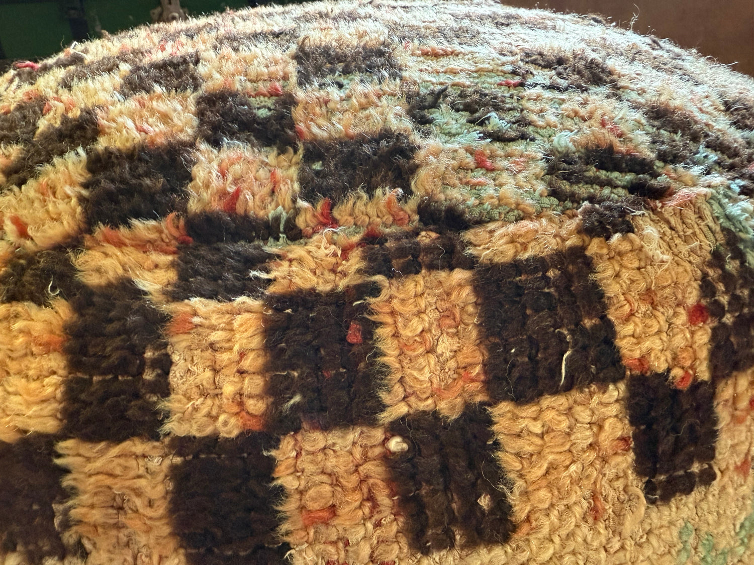 Poef aus gebrauchtem Vintage-Marokkanischem Teppich – handgefertigt – ca. 60 × 60 × 20 cm