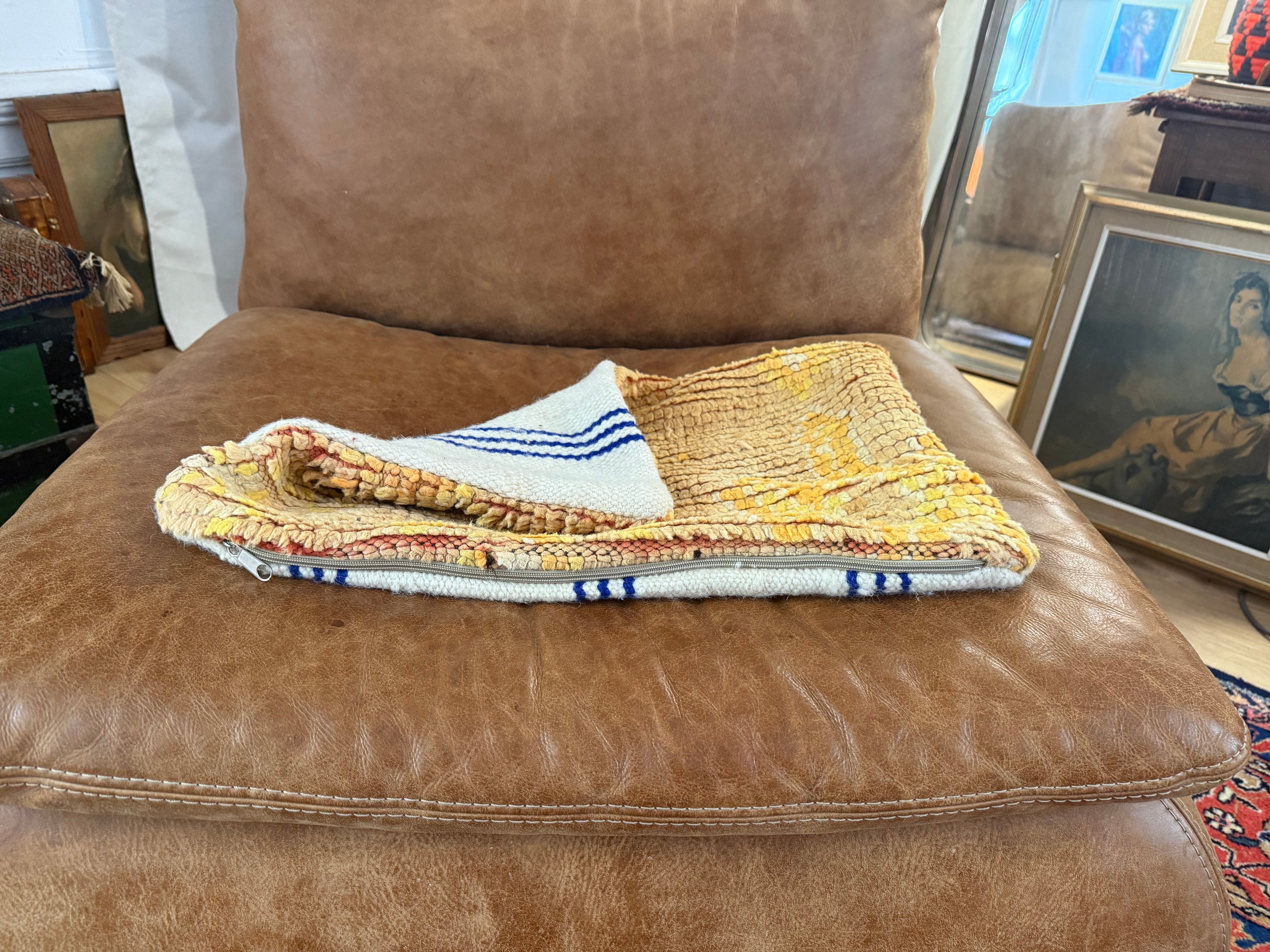 Handgemaakt kussen van een vintage Marokkaans tapijt – ca. 60 × 40 cm