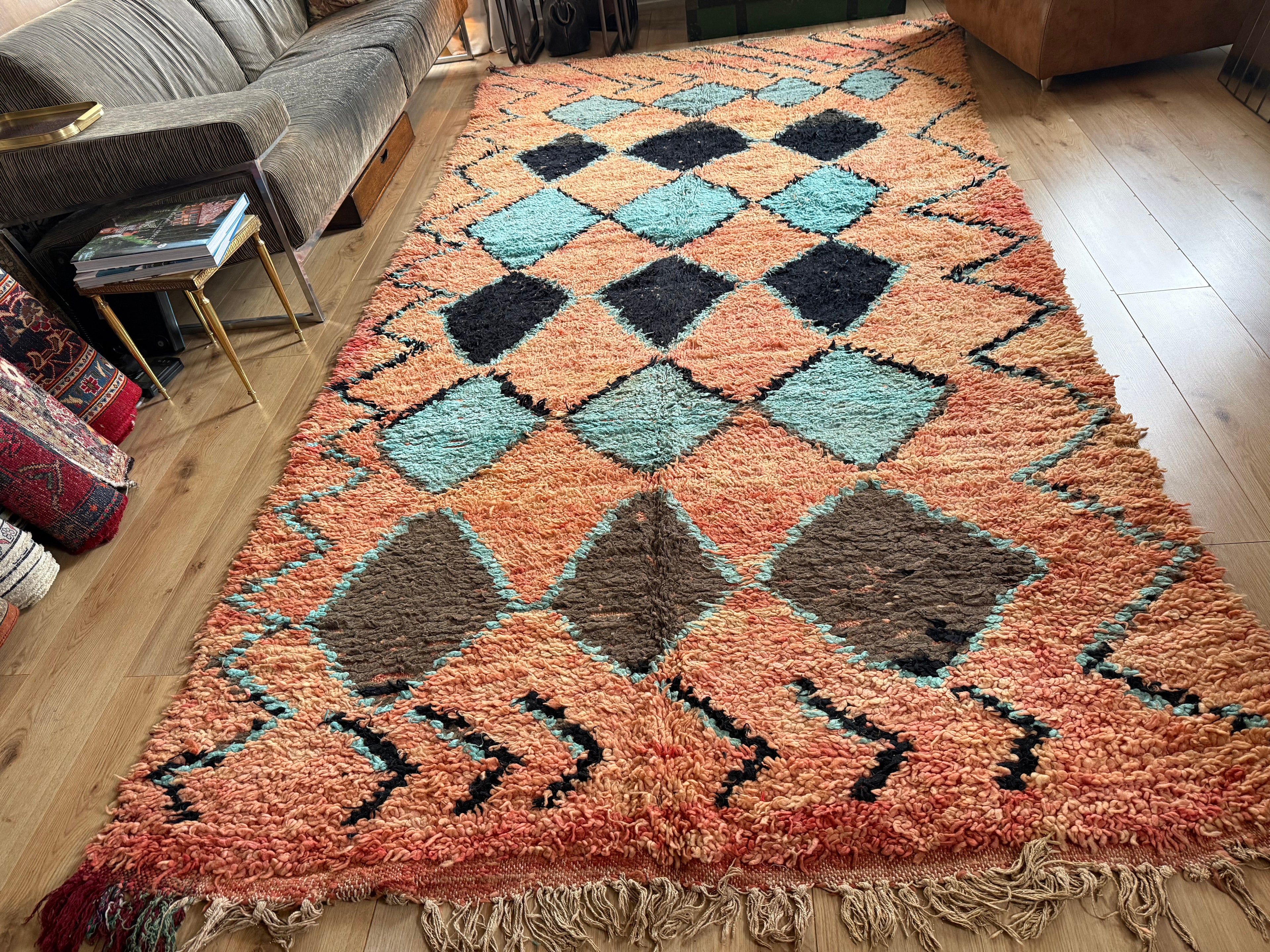 Tapete marroquino vintage Boucherouite – 355 × 178 cm – design gráfico de losangos em salmão, turquesa e preto