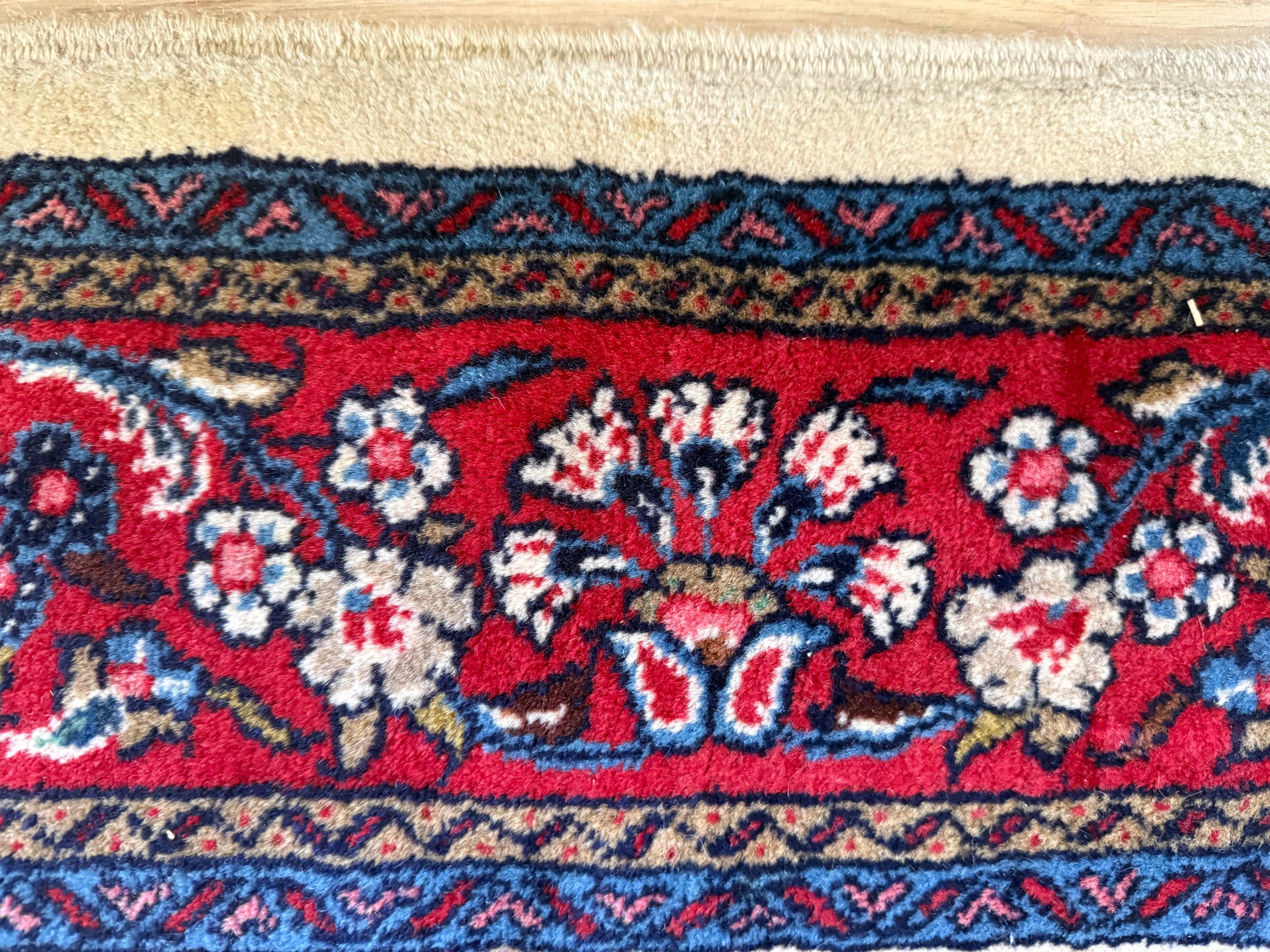 Vintage handgeknoopt klassiek tapijt met ivoor veld en florale patronen – 218 × 131 cm