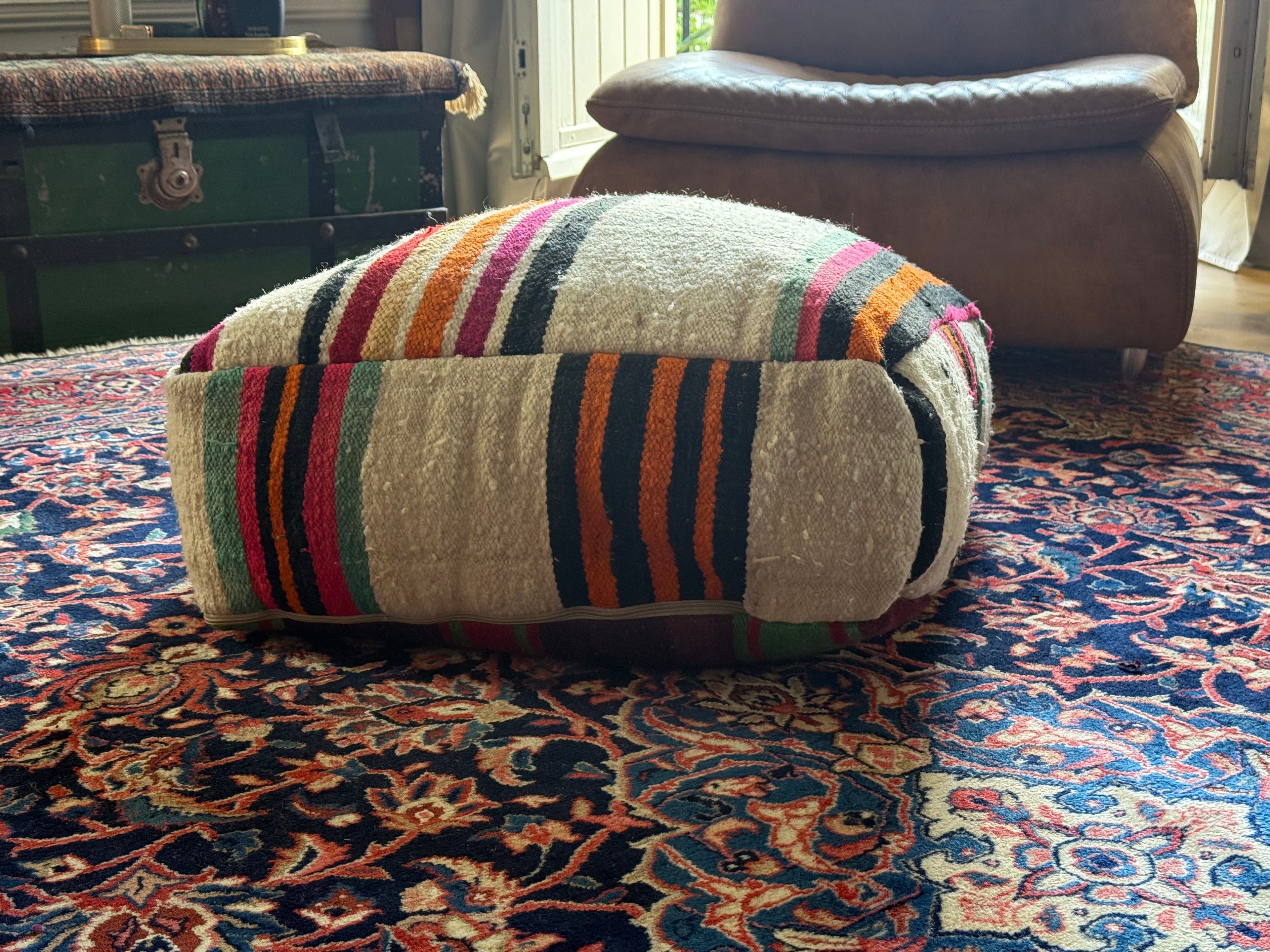Poef van gebruikt vintage Marokkaans tapijt – handgemaakt – ca. 60 × 60 × 20 cm