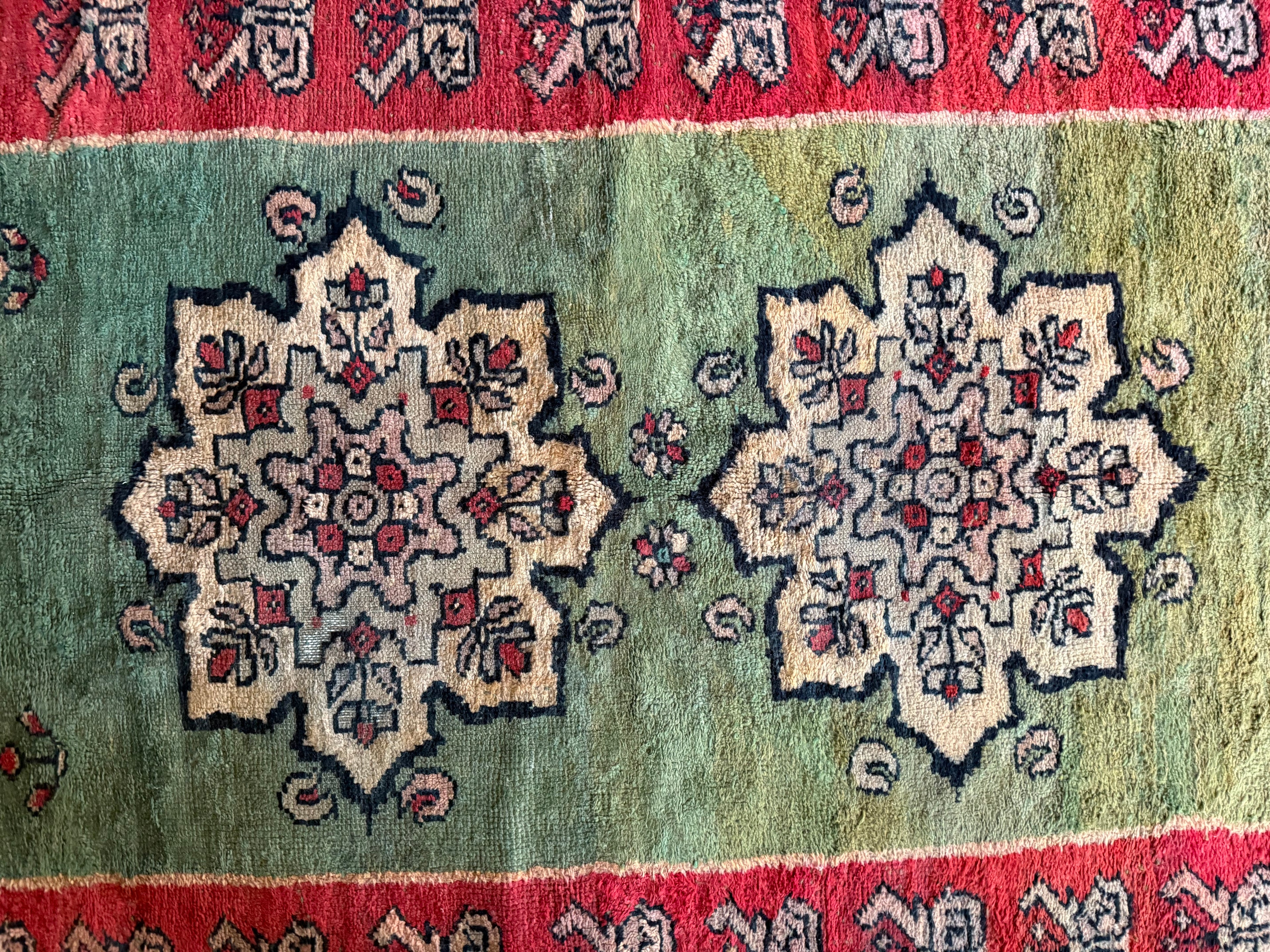 Vintage Marokkaans tapijt met zeldzaam groen veld – handgeknoopt wol (362 × 172 cm)