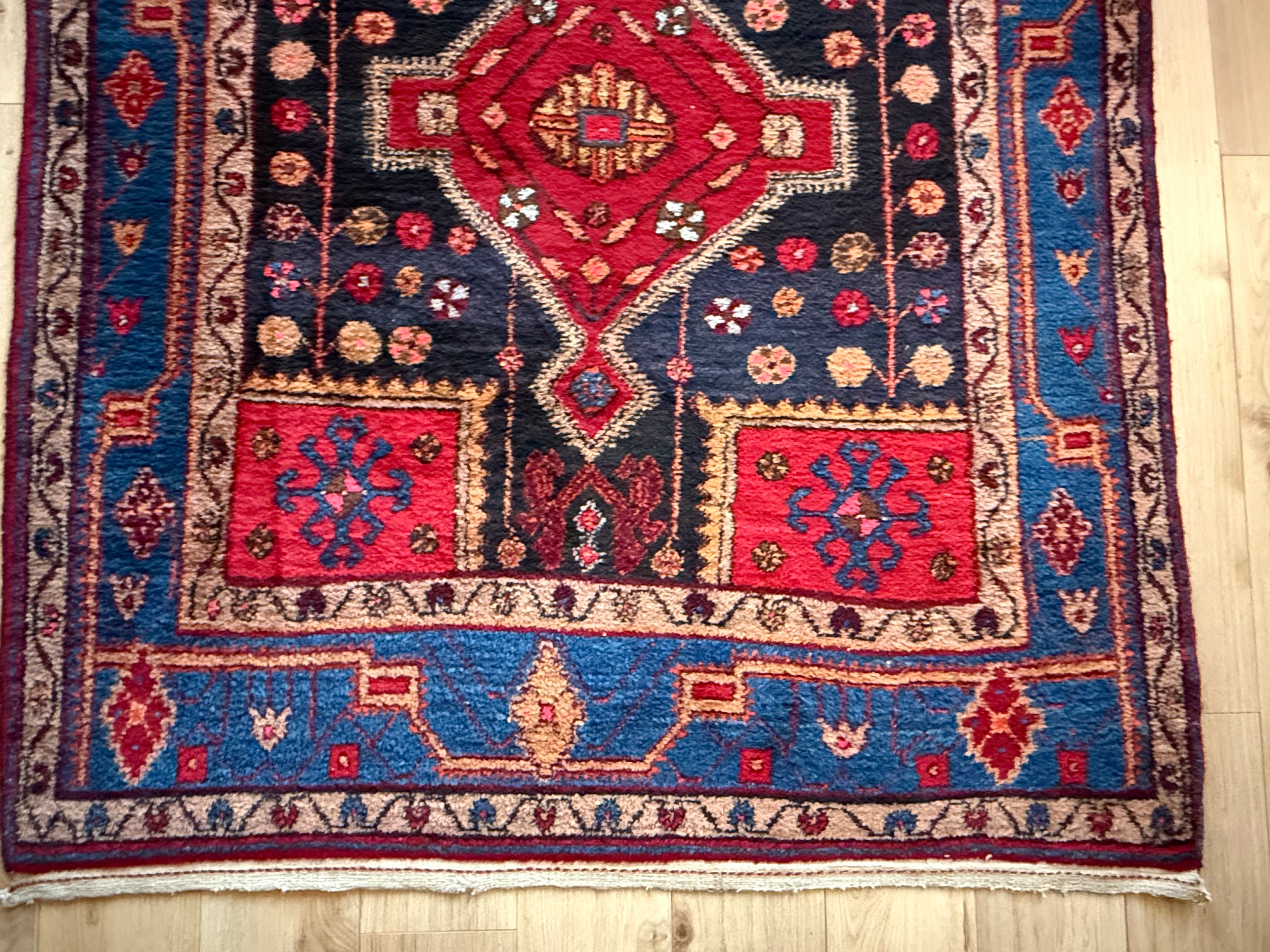 Vintage geometrisch tapijt met krachtige symboliek – 254 × 155 cm