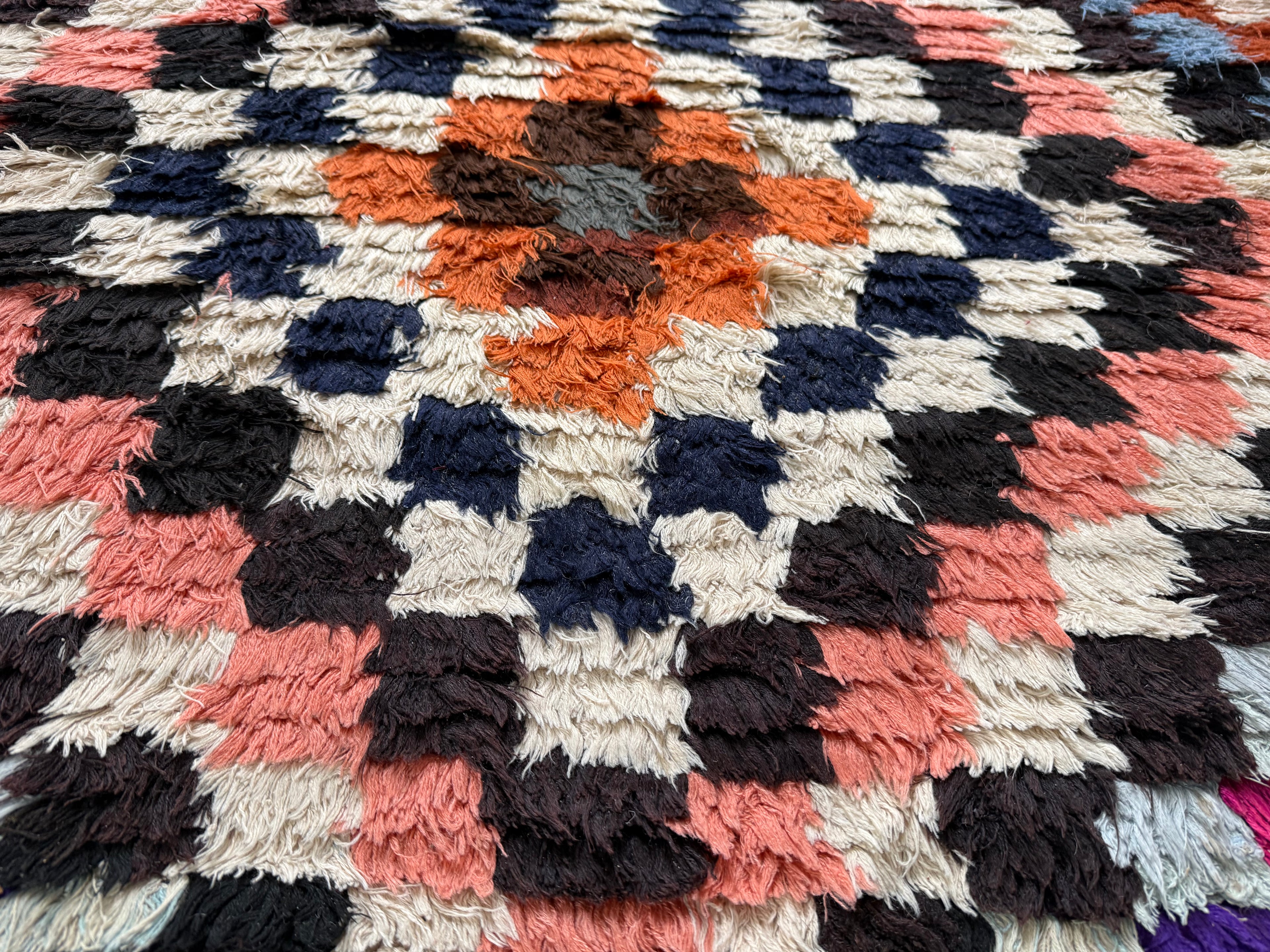 Handgeknoopt vintage tapijt – Boucherouite-stijl – ca. 91 × 253 cm.