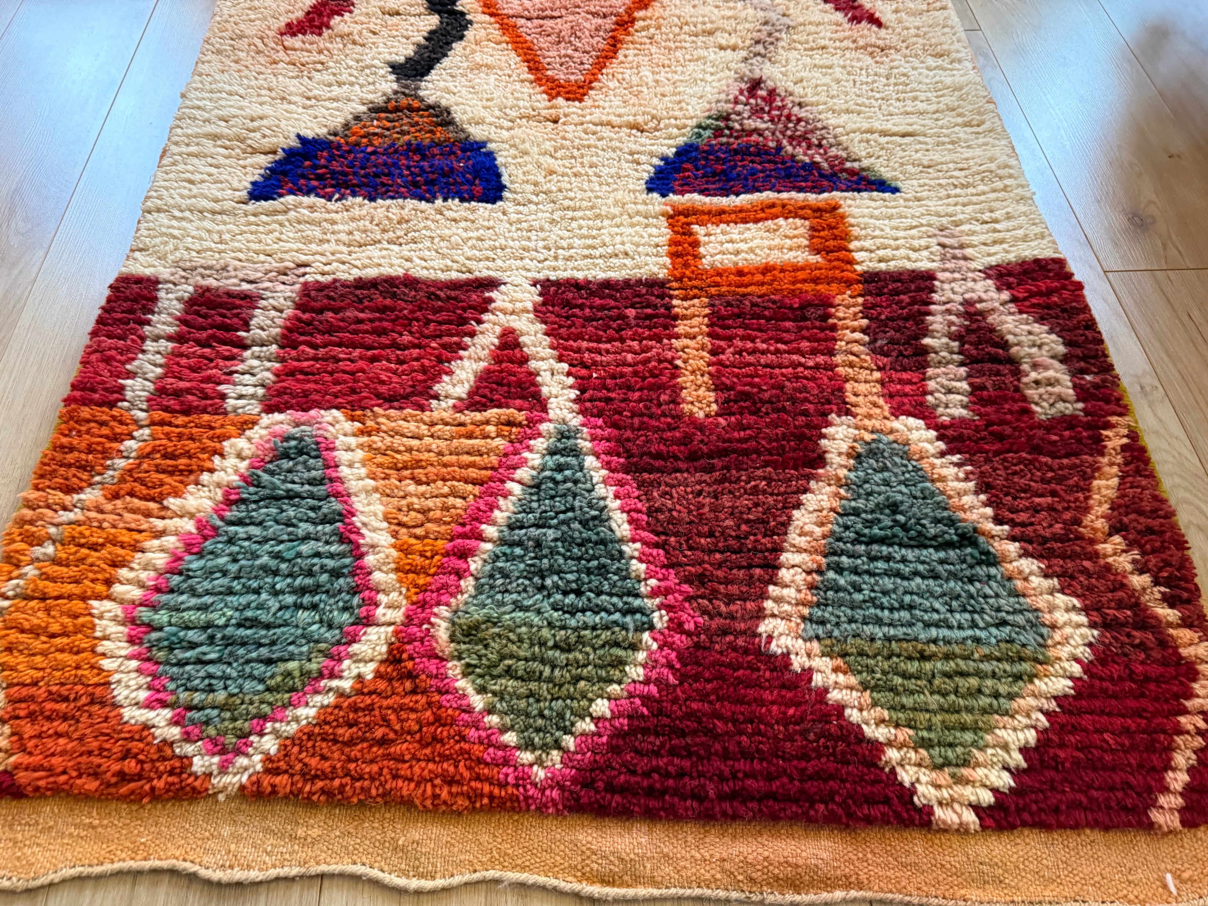 Warm Berber tapijt met abstract tribal design – 180 × 104 cm