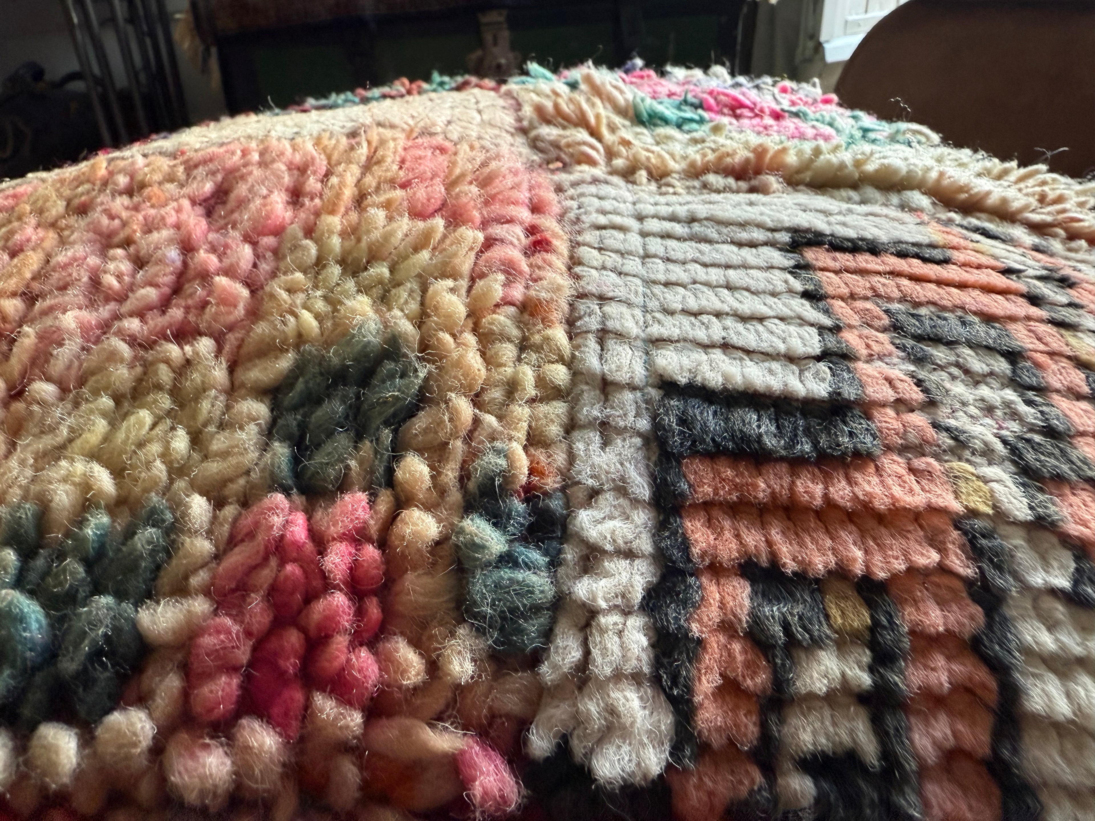 Poef van gebruikt vintage Marokkaans tapijt – handgemaakt – ca. 60 × 60 × 25 cm