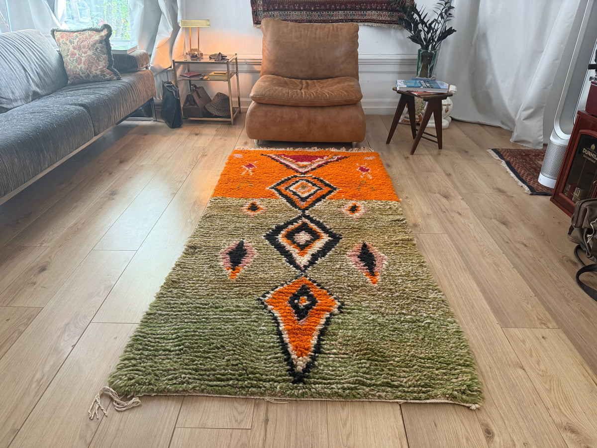Vintage Marokkaans Berbertapijt in Oranje en Olijfgroen – 210 × 101 cm