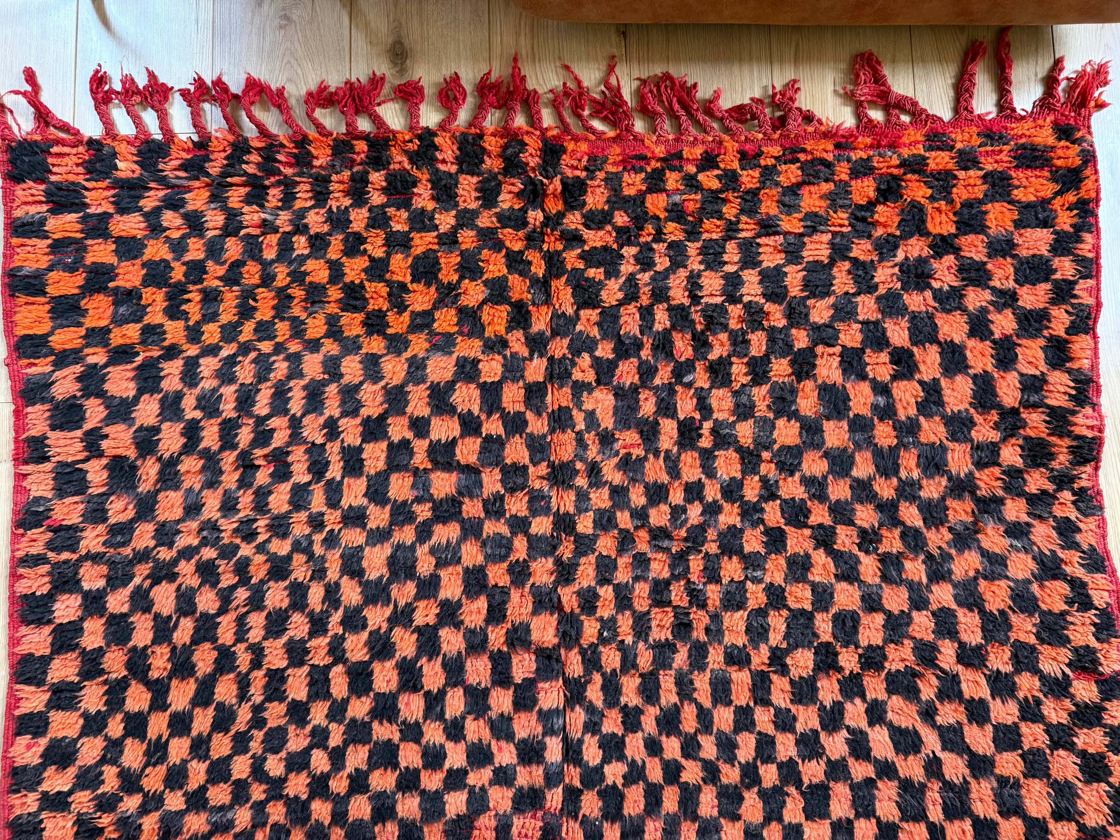 Grafisch vintage Berber tapijt in oranje & zwart – 272 × 147 cm