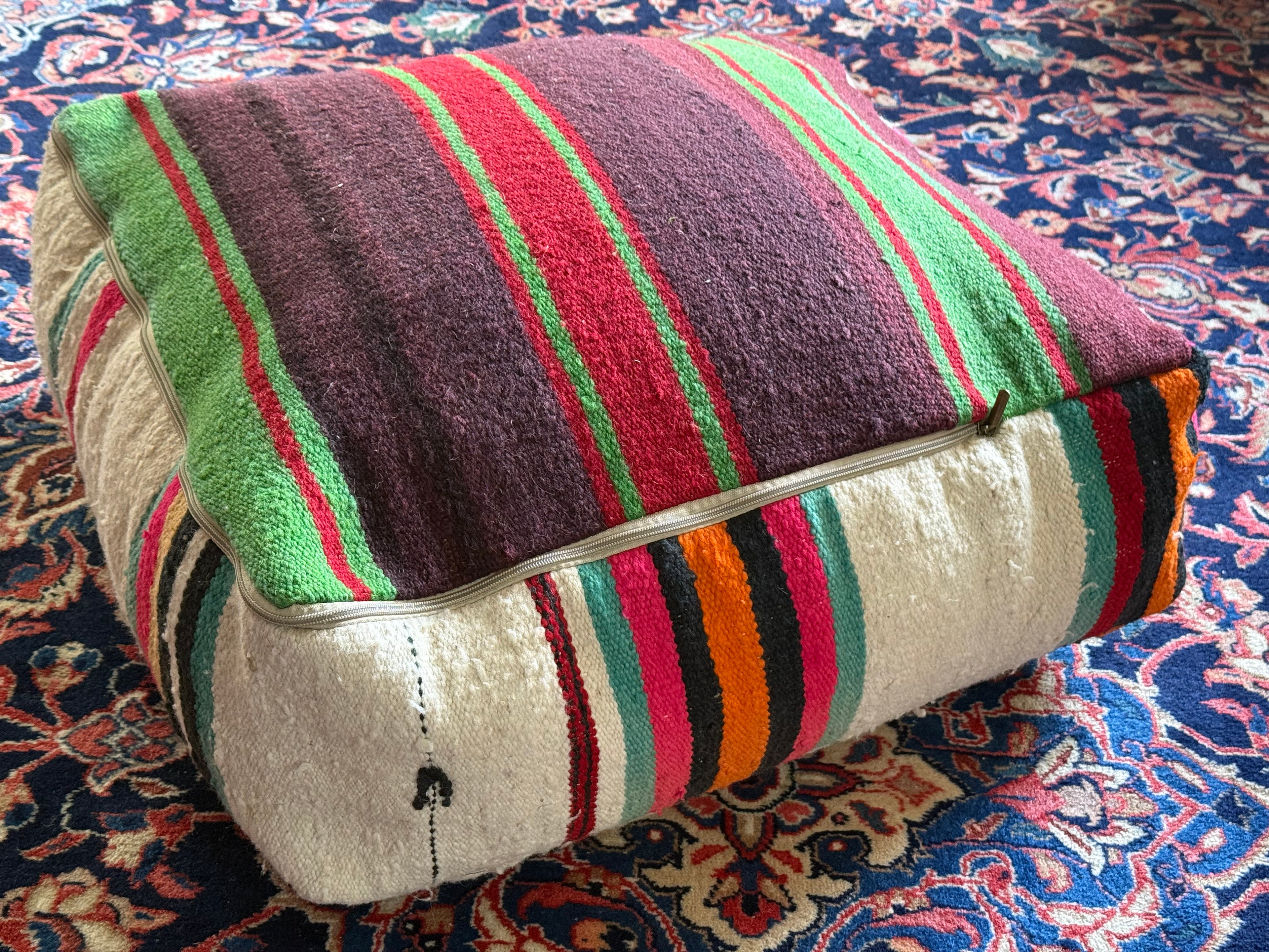 Poef van gebruikt vintage Marokkaans tapijt – handgemaakt – ca. 60 × 60 × 20 cm