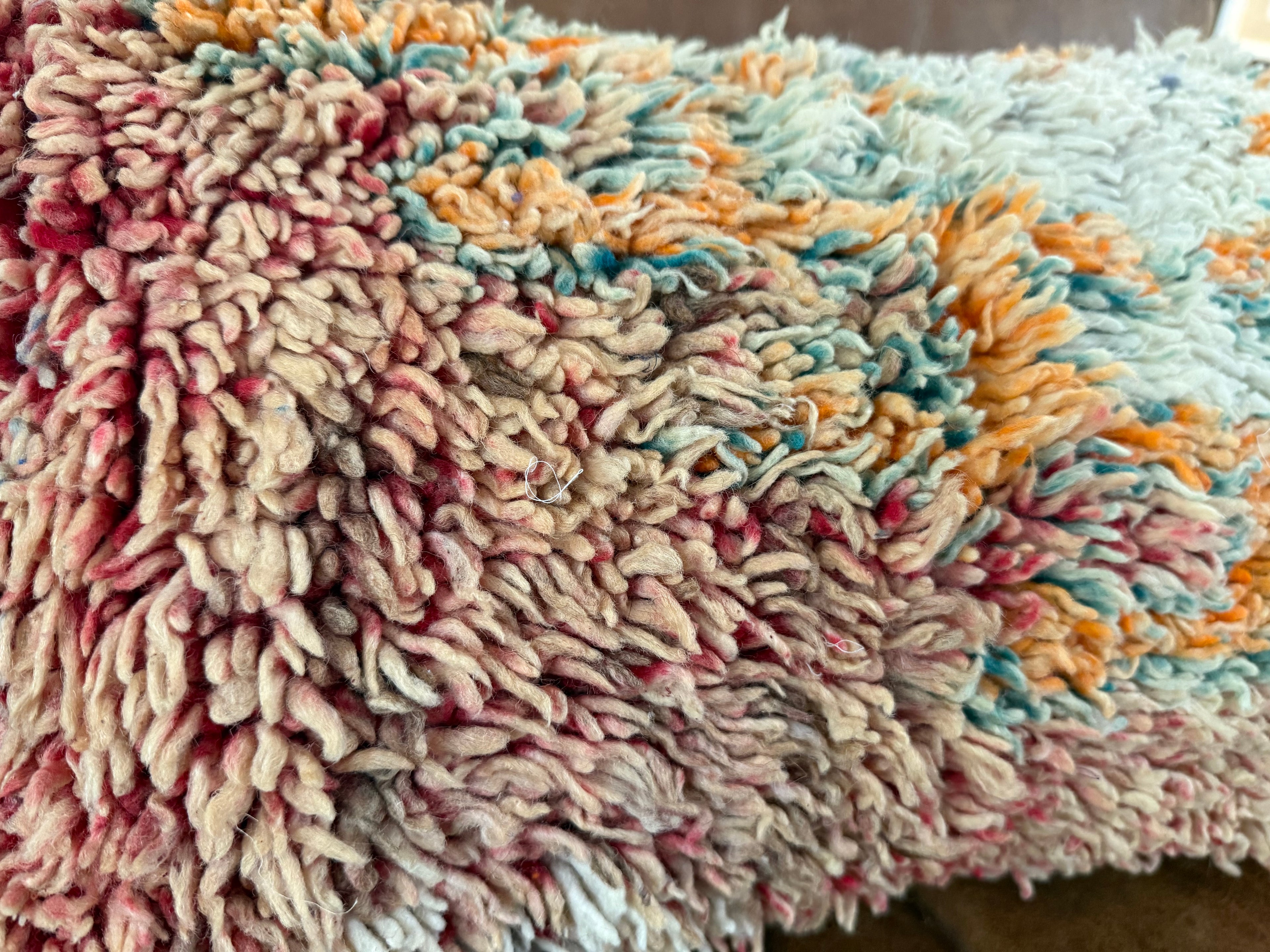 Handgemaakt kussen van een vintage Marokkaans tapijt – ca. 50 × 30 cm
