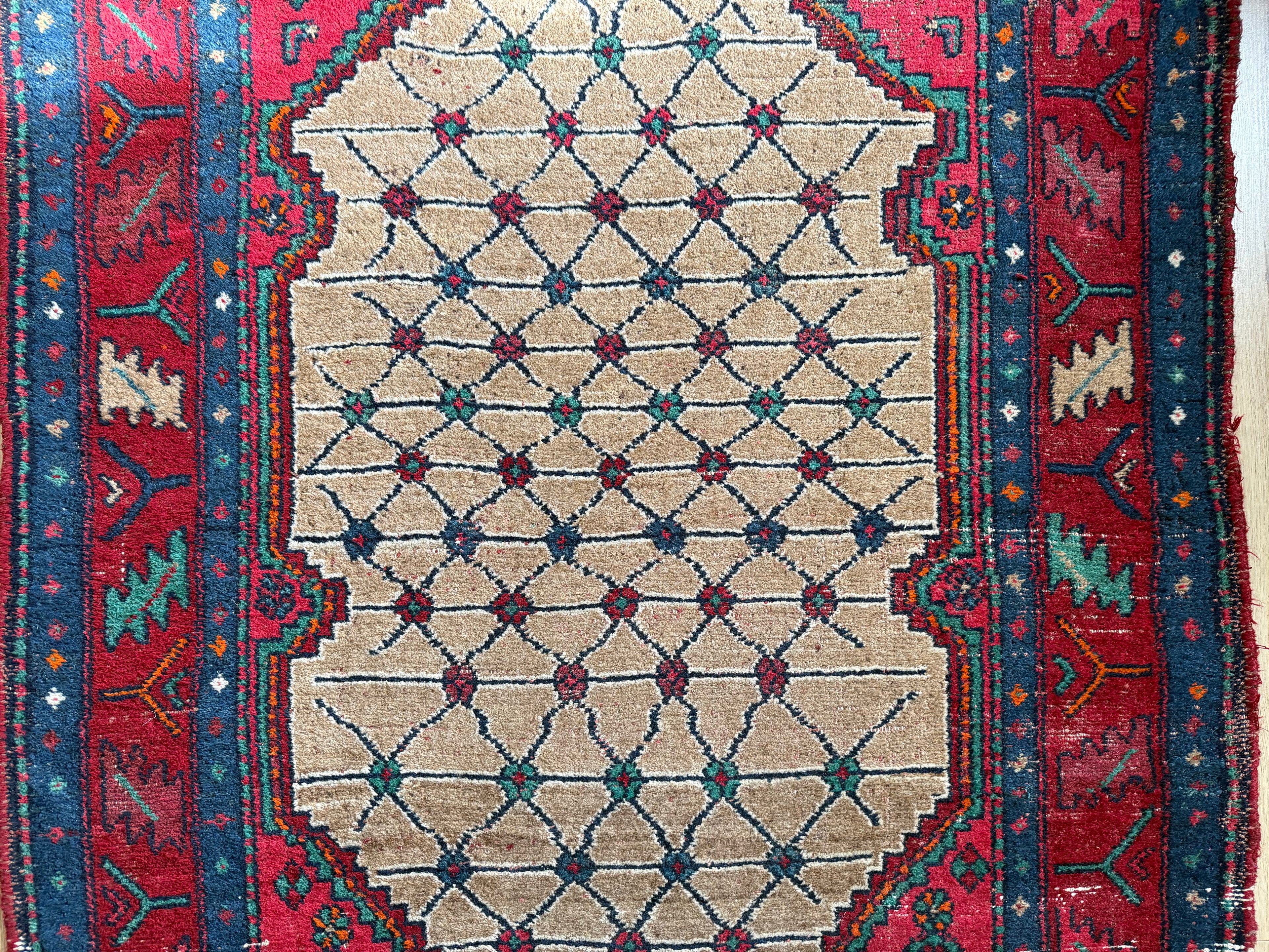 Hand-knotted Vintage Rug with Graphic Diamond Field – 185 × 131 cm
