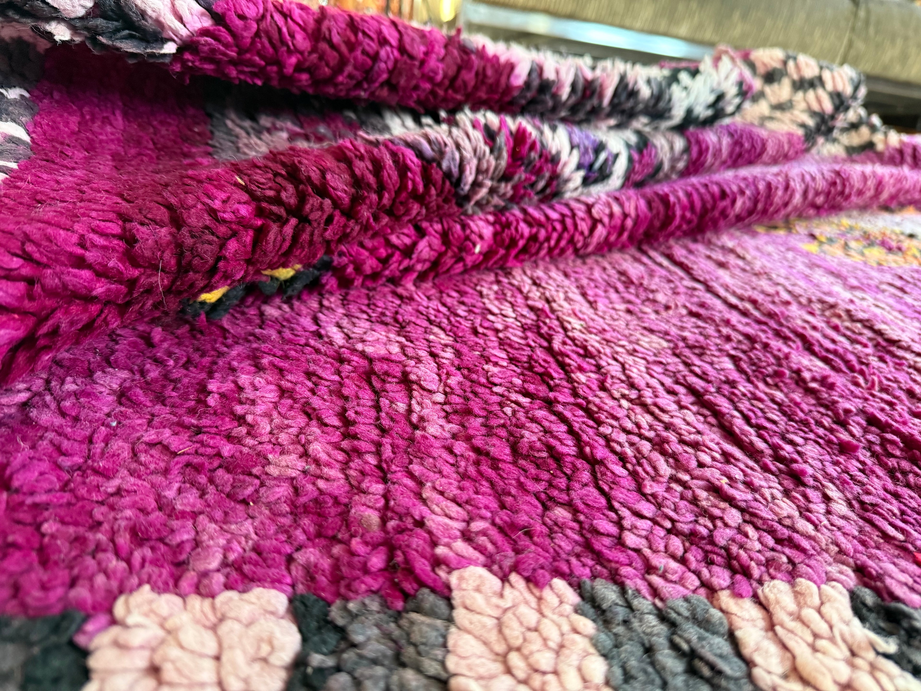 Warm Magenta Vintage Berber Tapijt – 320 × 183 cm – Dikke Wol & Checkerboard Rand