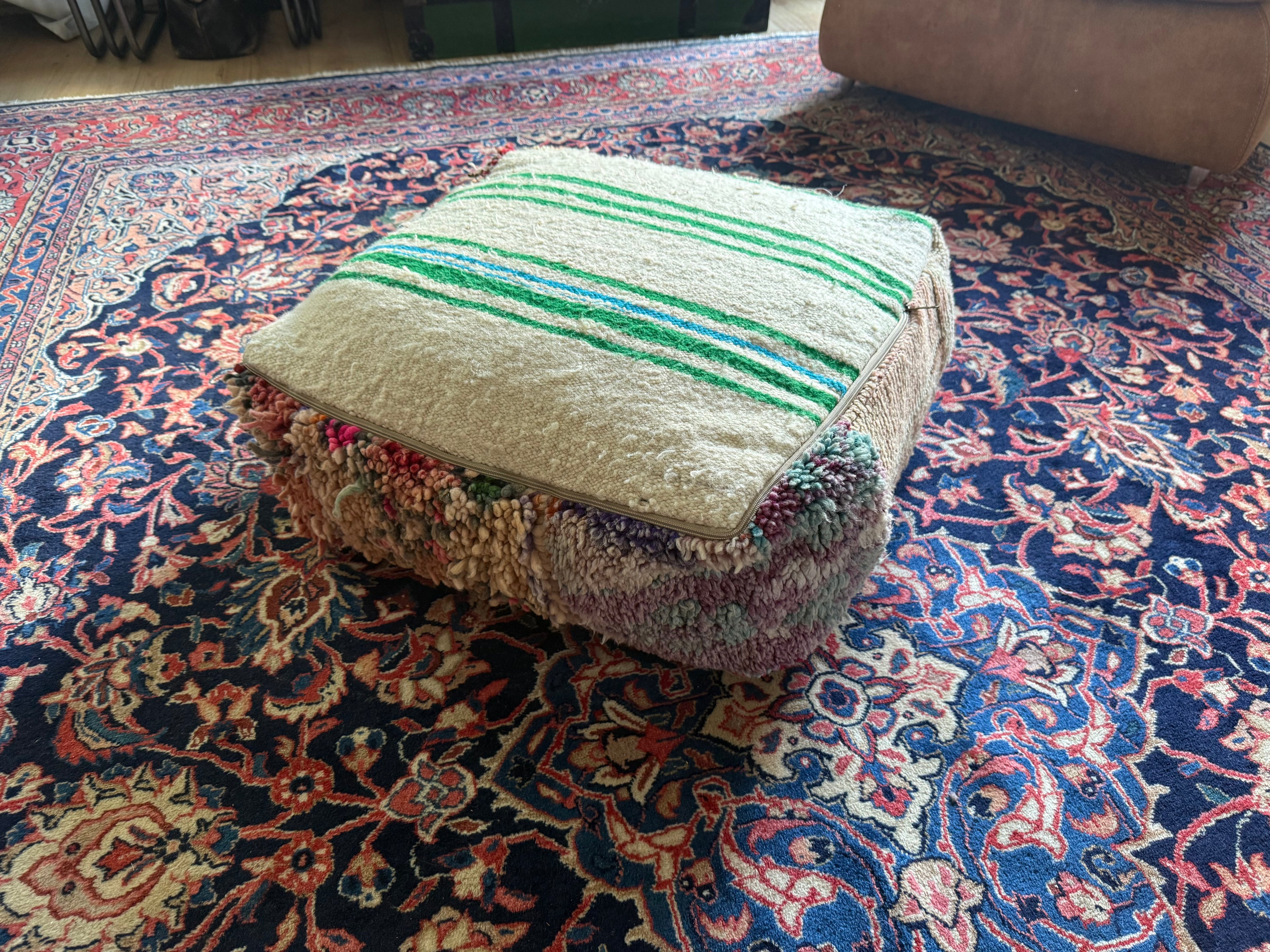 Poef van gebruikt vintage Marokkaans tapijt – handgemaakt – ca. 60 × 60 × 25 cm