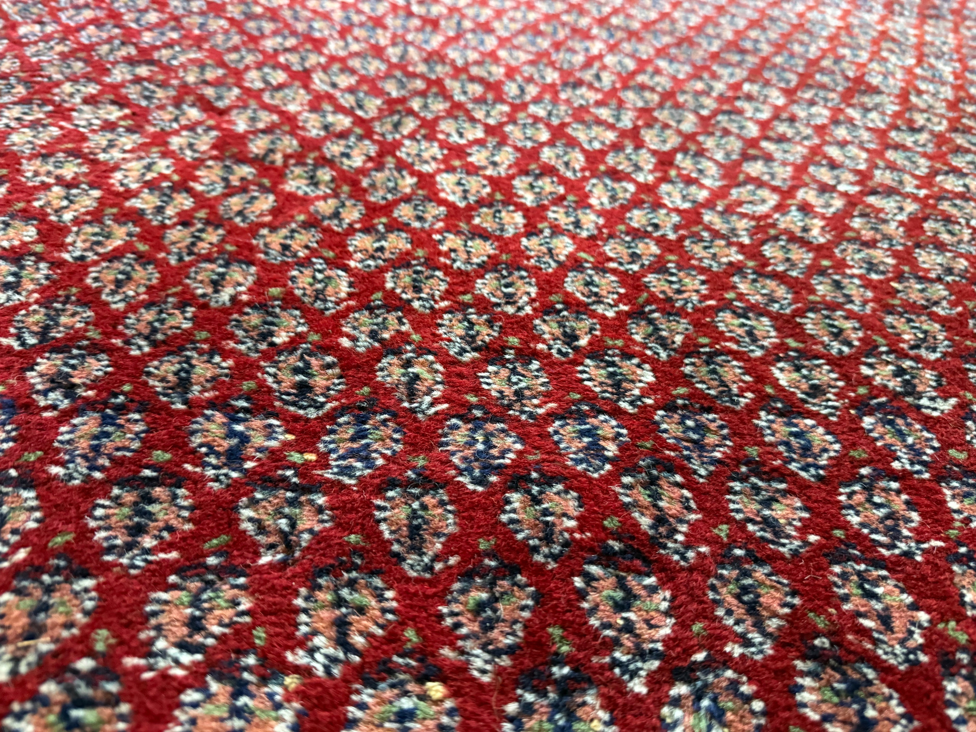 Dieprood handgeknoopt tapijt met boteh-motief – ca. 296 × 197 cm