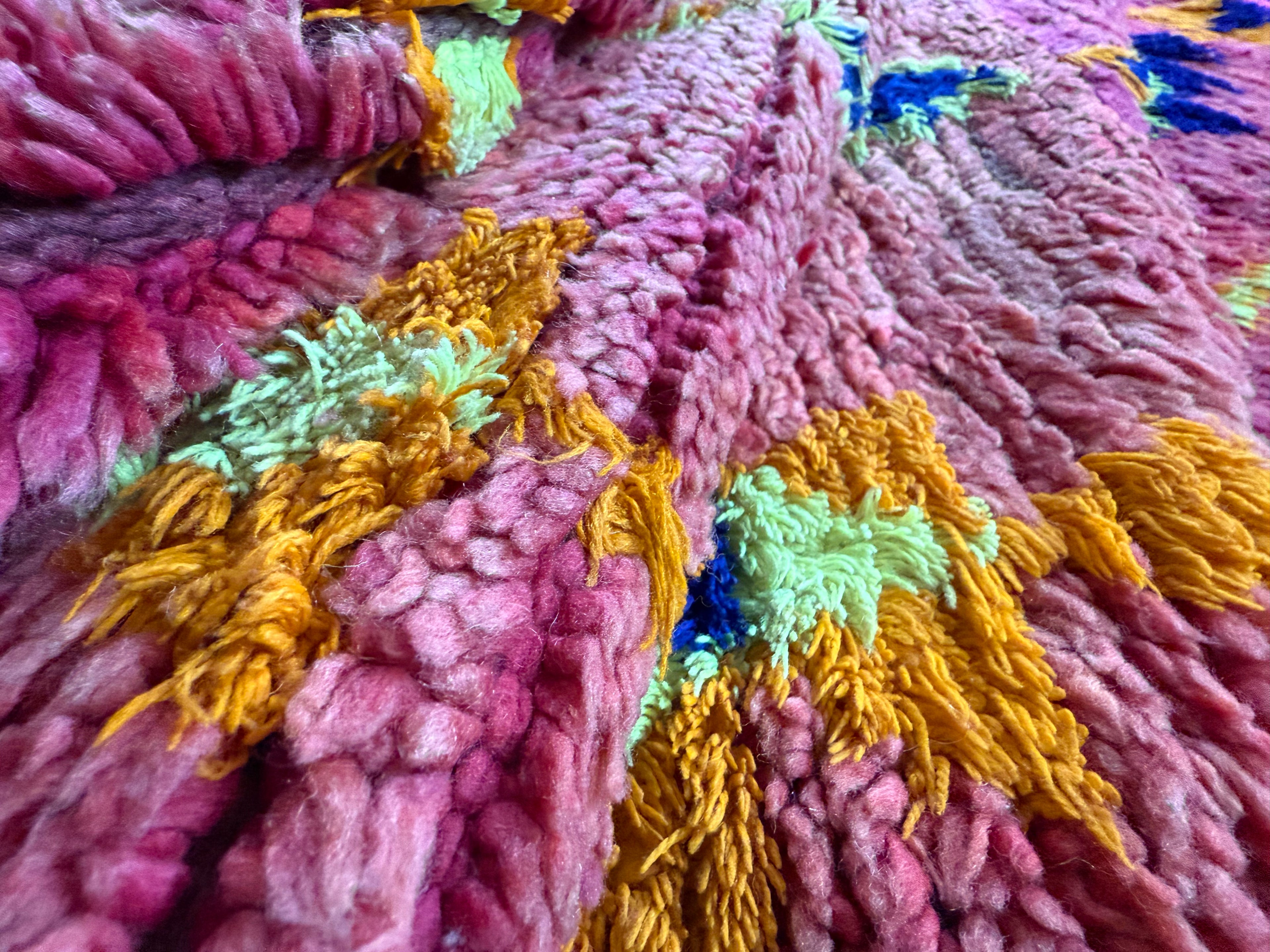 Vintage Marokkaanse loper met uitgesproken kleur & karakter 384 × 101 cm