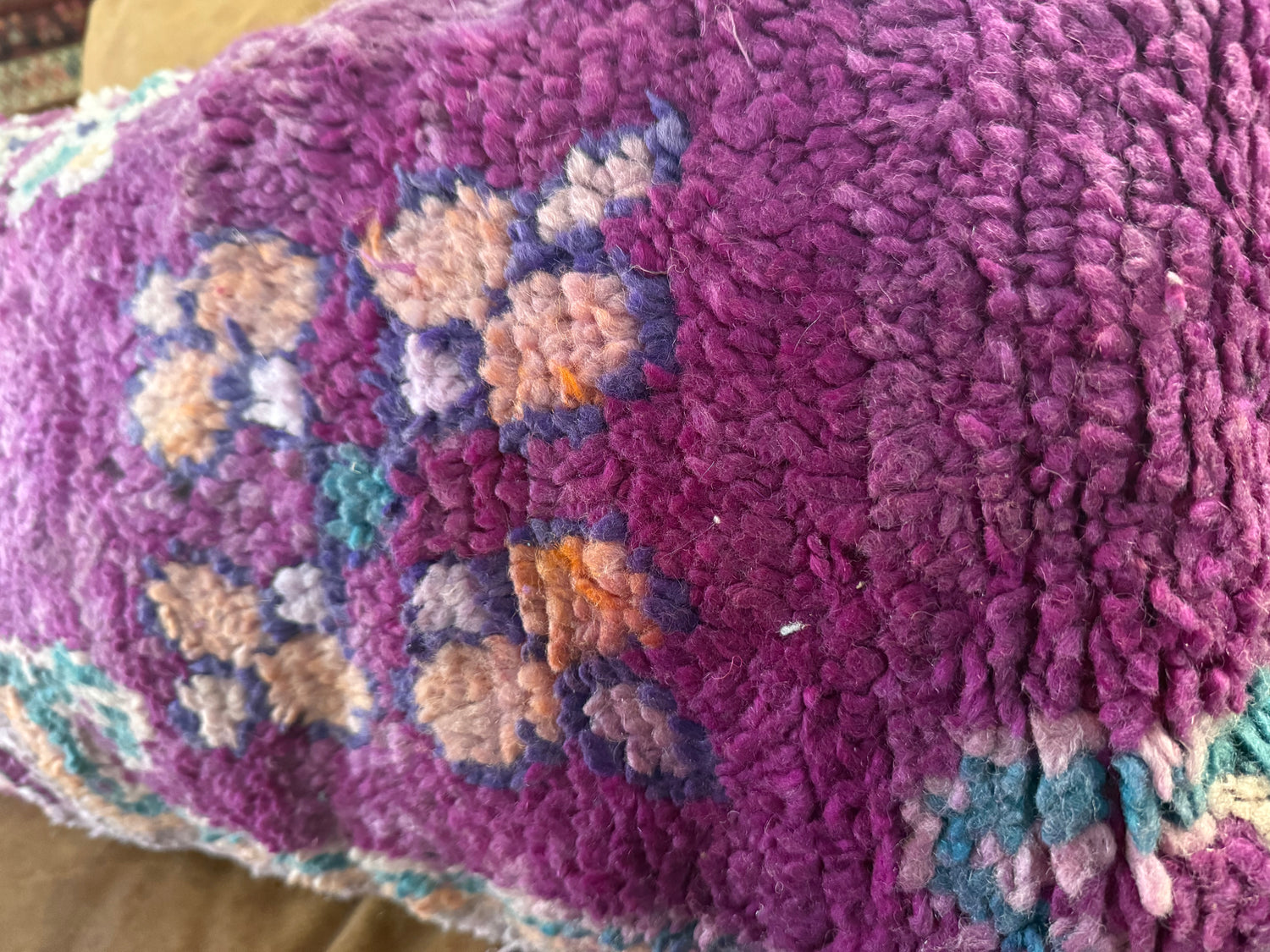 Almofada feita à mão de um tapete marroquino vintage – ca. 60 × 40 cm