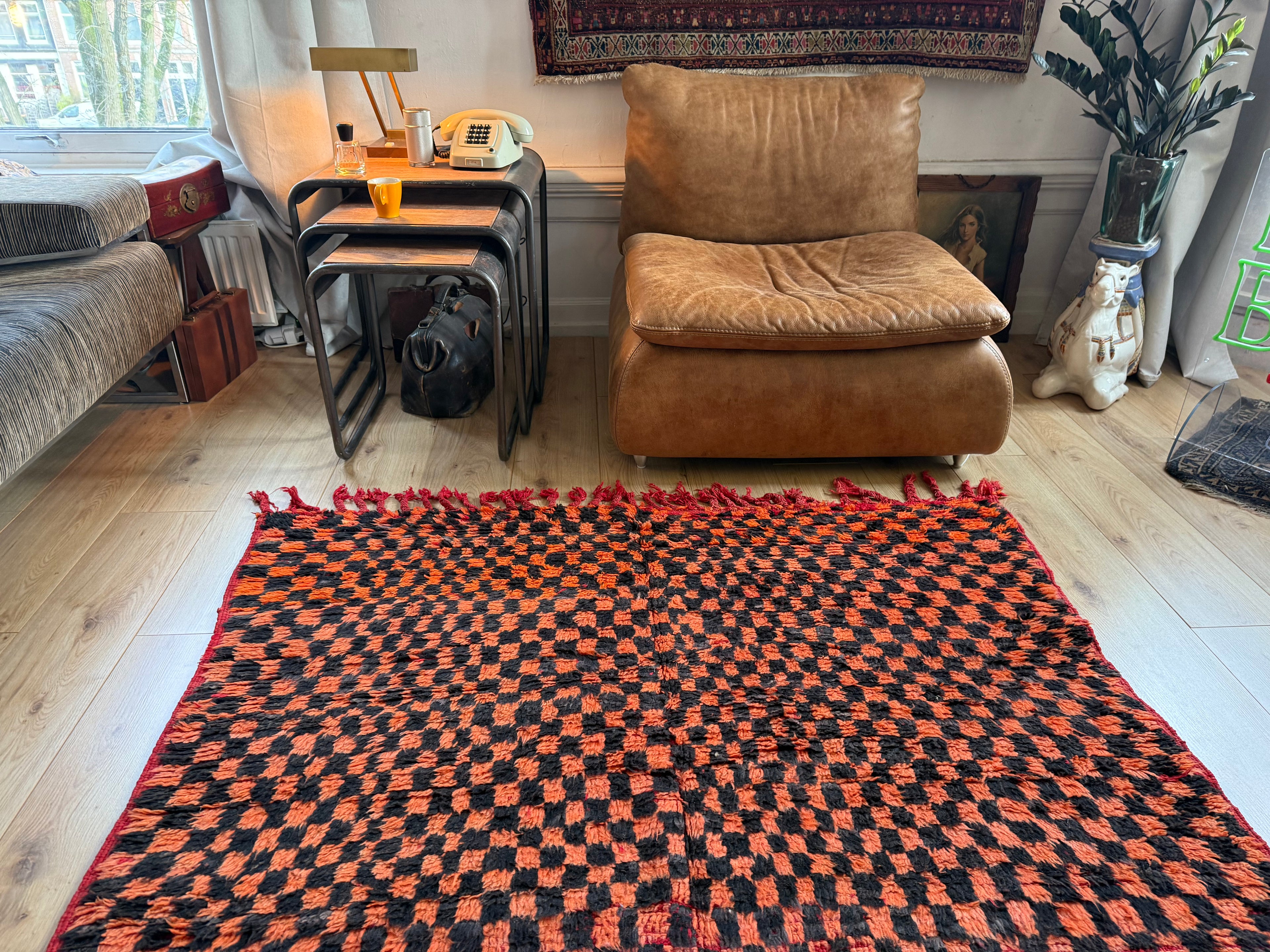 Grafisch vintage Berber tapijt in oranje & zwart – 272 × 147 cm