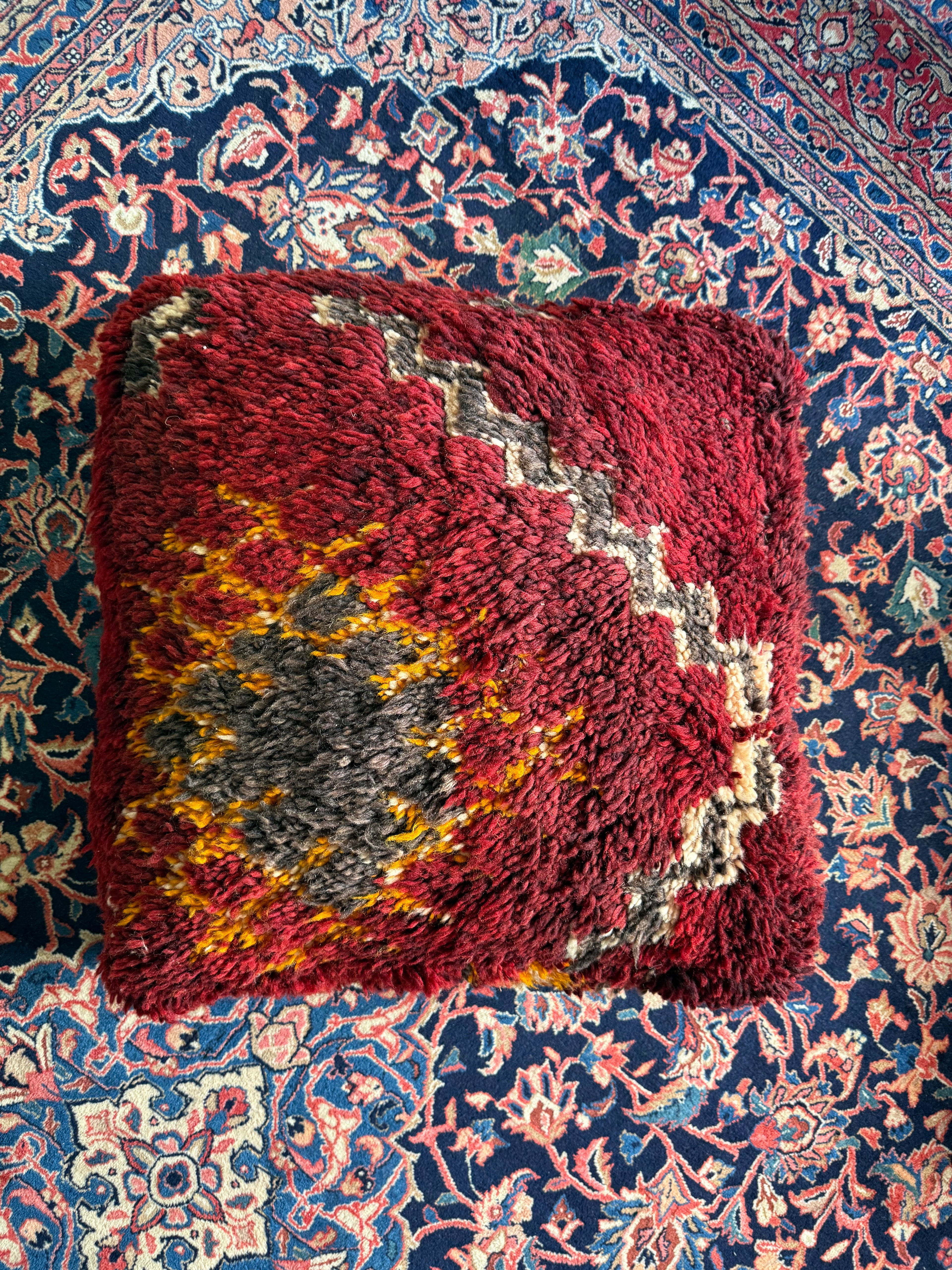 Poef van gebruikt vintage Marokkaans tapijt – handgemaakt – ca. 60 × 60 × 25 cm