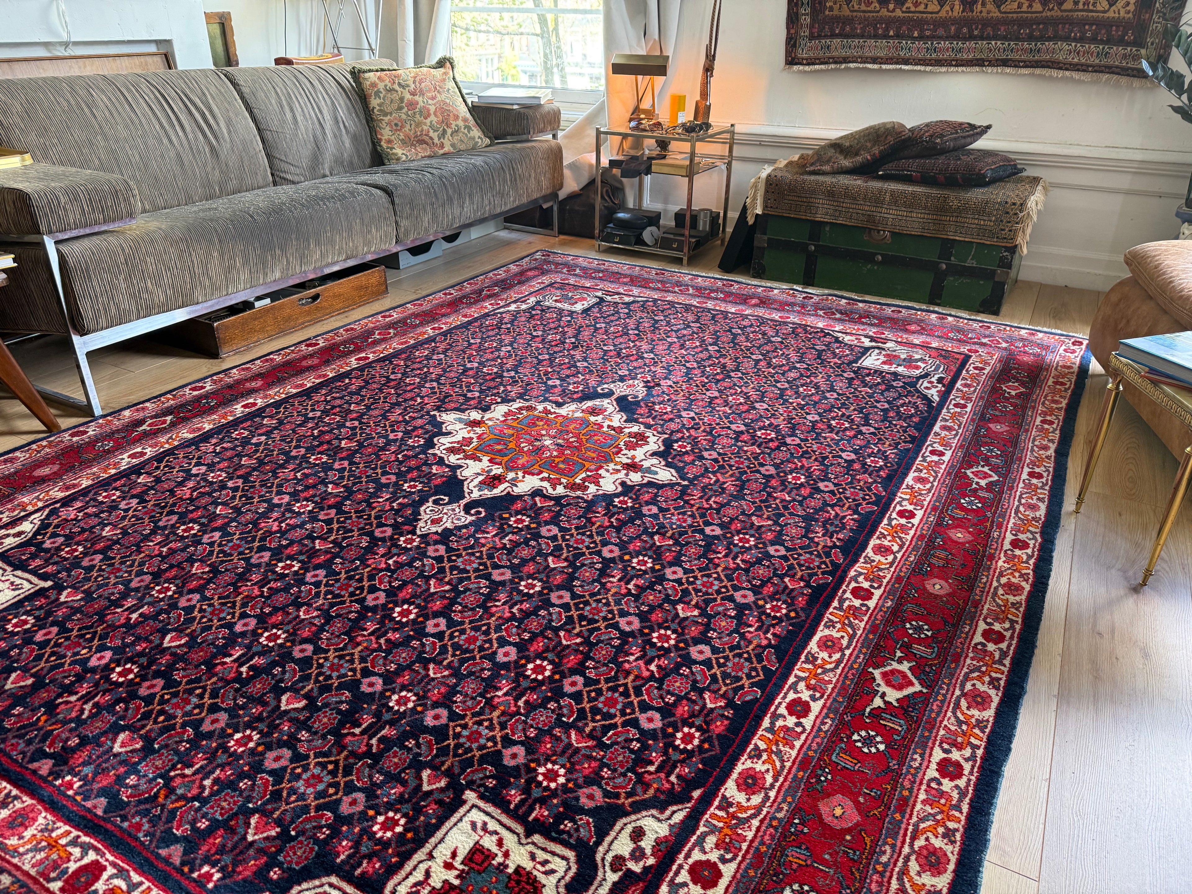 Groot handgeknoopt vintage tapijt – donkerblauw veld met medaillon – 305 × 209 cm