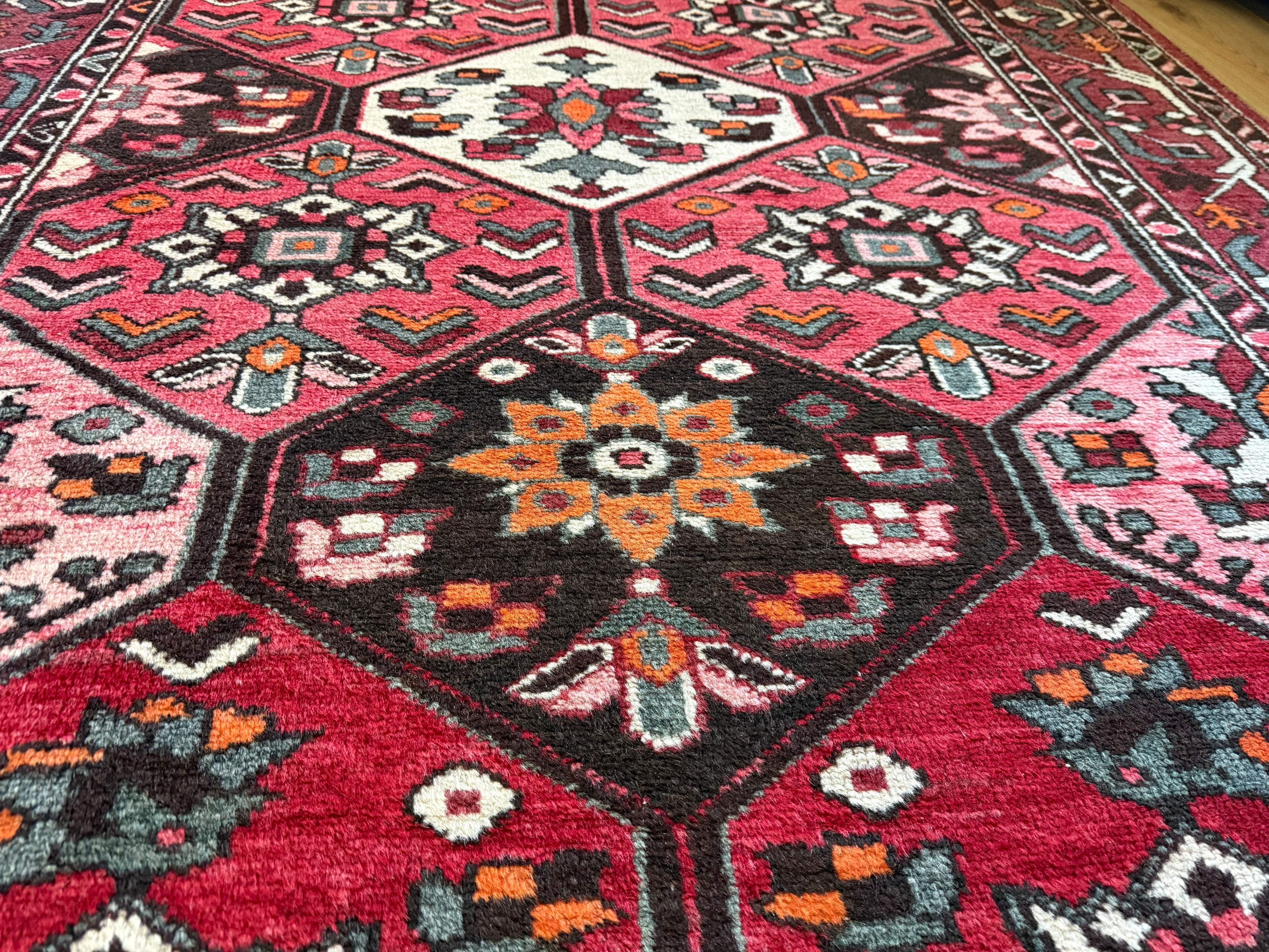 Tapete vintage nó à mão – vermelho gráfico com composição serena (221 × 165 cm)