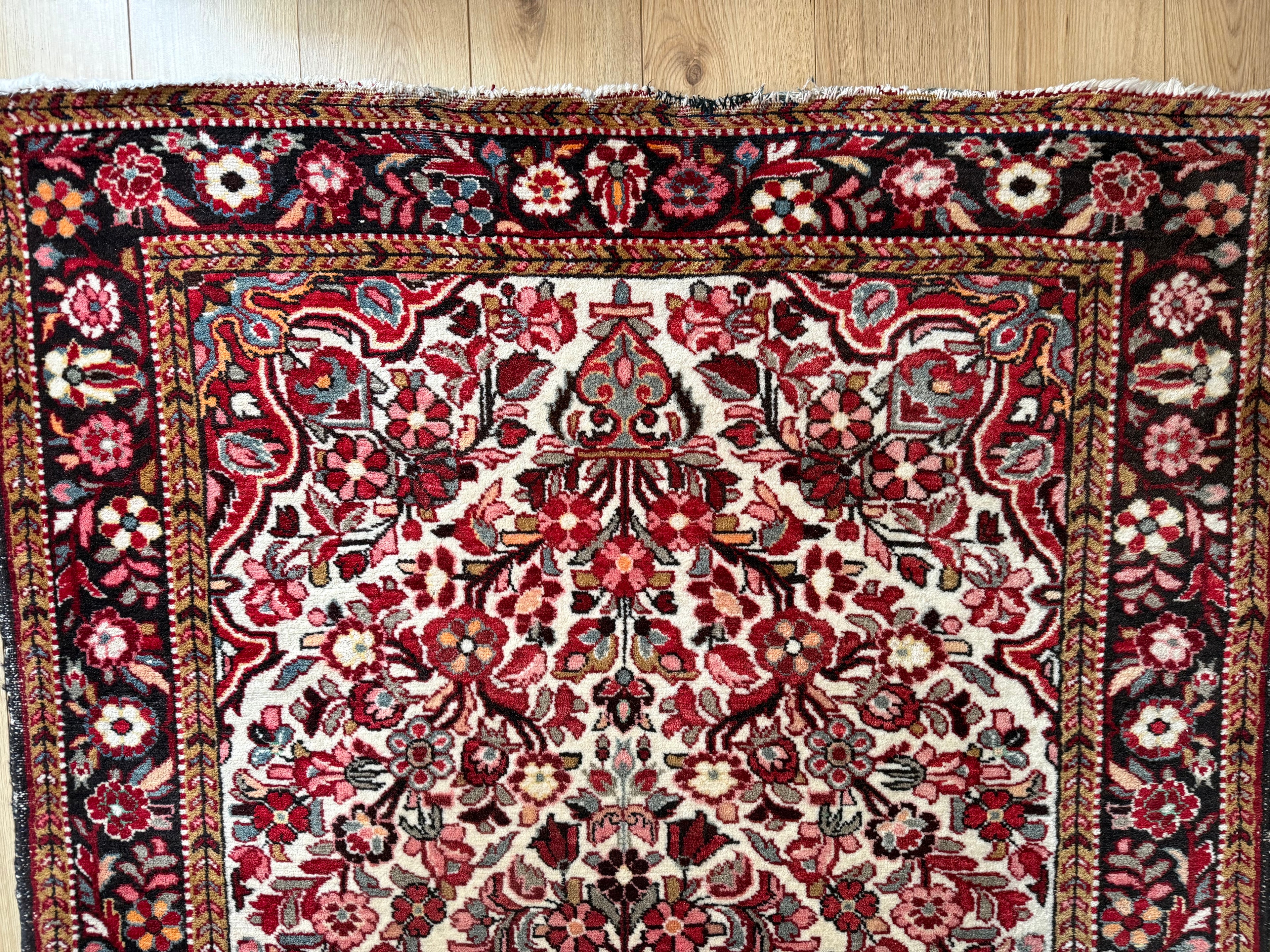 Tapete clássico nó à mão com campo e medalhão em tons terrosos suaves 230 x 149 cm