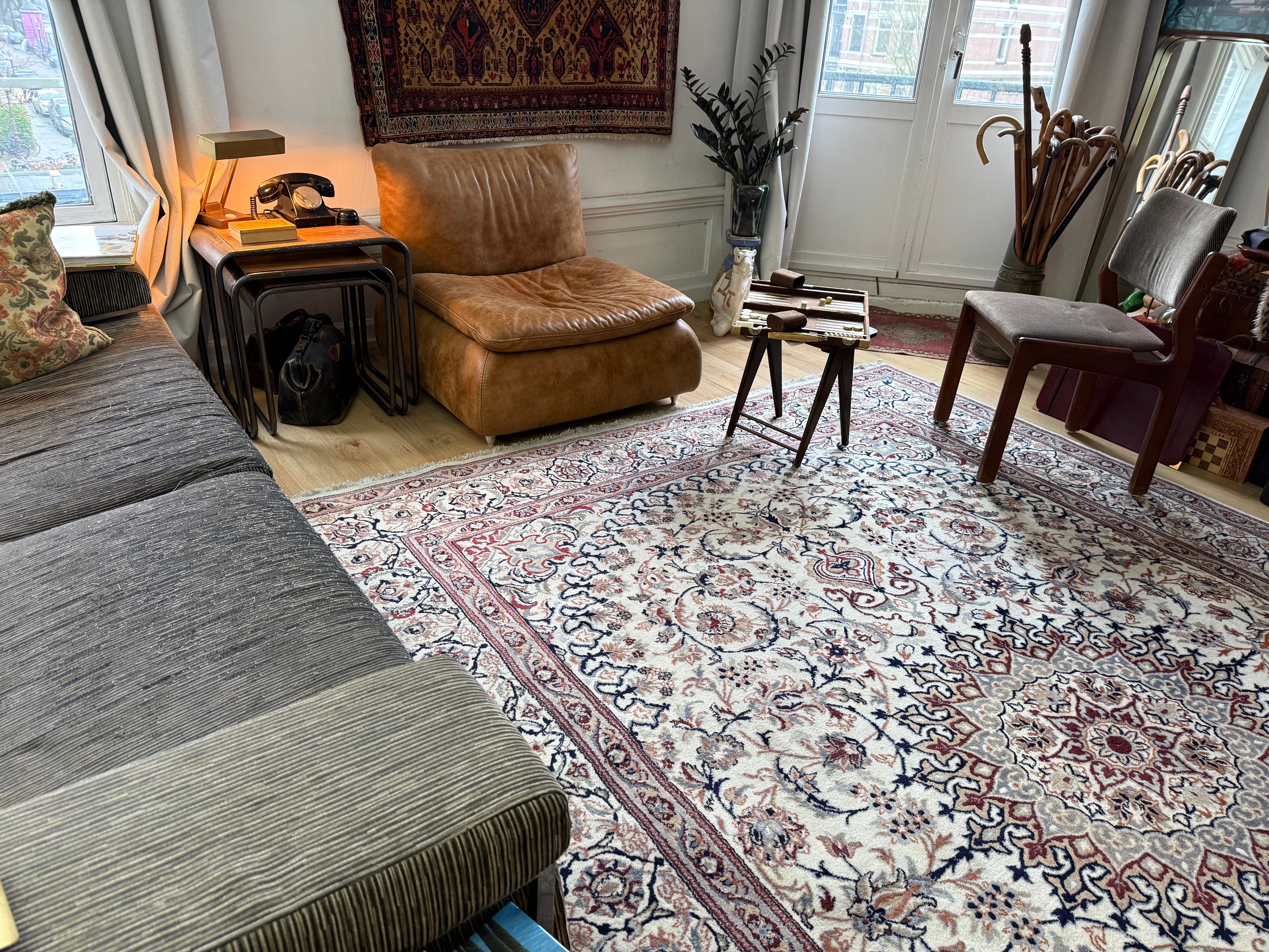 Tapete clássico nó à mão estilo Nain com medalhão – marfim & azul noite – 335 × 247 cm