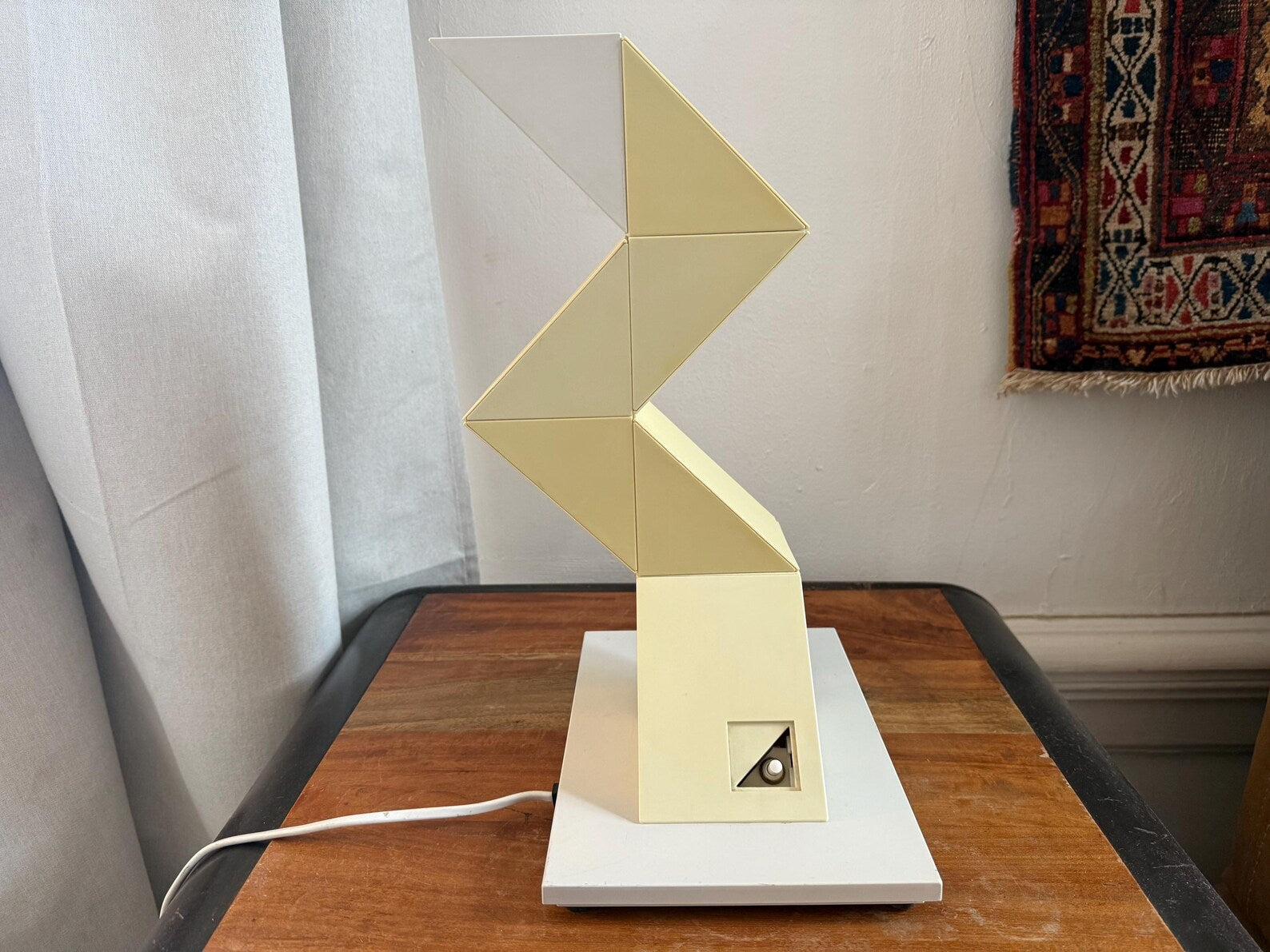 Postmodern zigzag table lamp – sculptural old-fashioned design – Belgian 1980s – Massive
