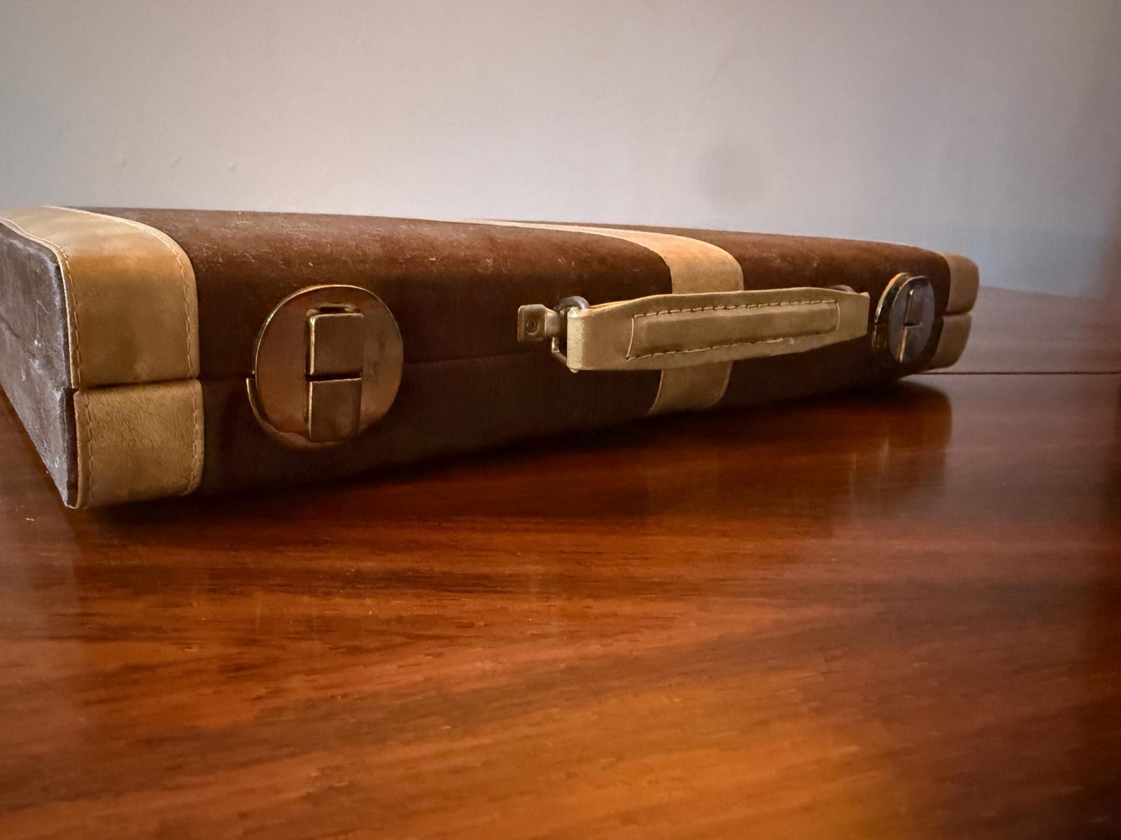 Vintage Backgammon-Spiel im Wildlederstil aus den 70er Jahren – modernes Design aus der Mitte des Jahrhunderts