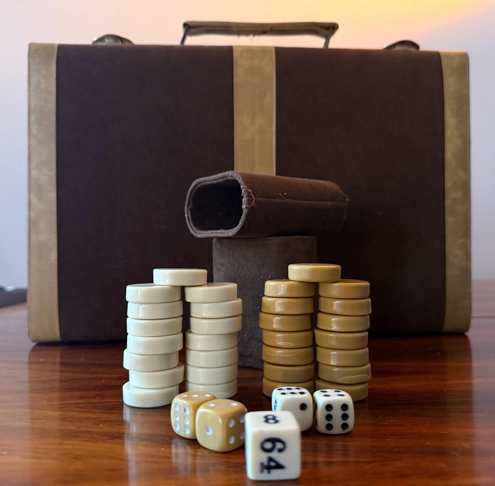 Vintage Backgammon-Spiel im Wildlederstil aus den 70er Jahren – modernes Design aus der Mitte des Jahrhunderts