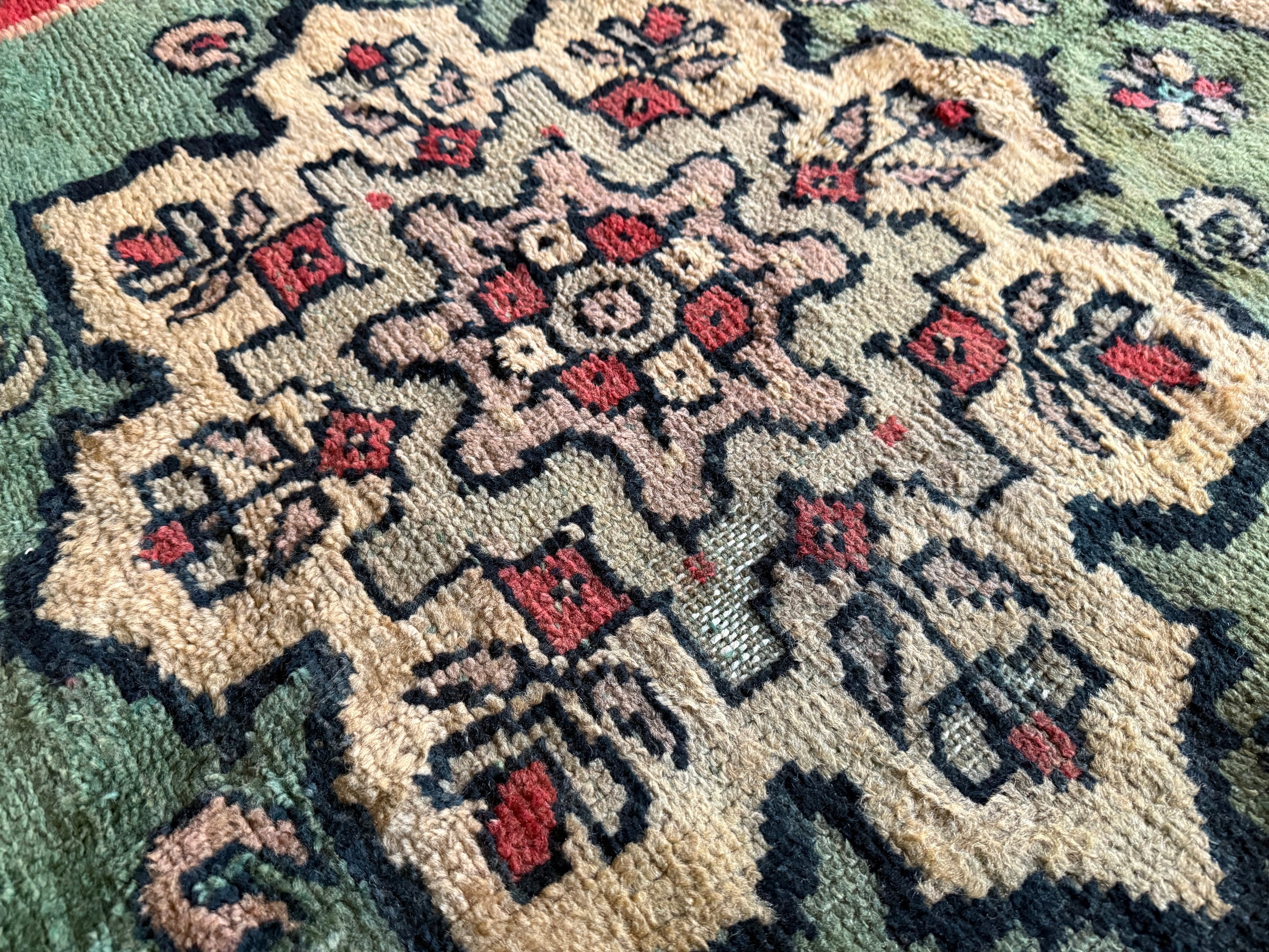 Vintage Marokkaans tapijt met zeldzaam groen veld – handgeknoopt wol (362 × 172 cm)