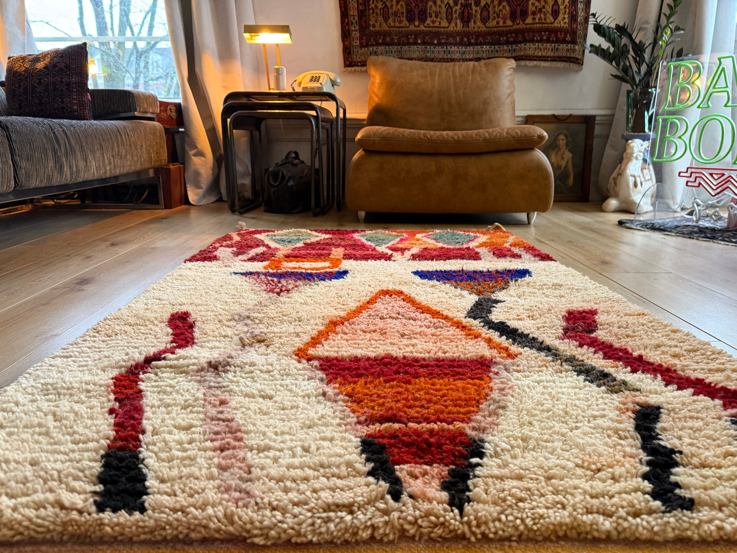 Warm Berber tapijt met abstract tribal design – 180 × 104 cm