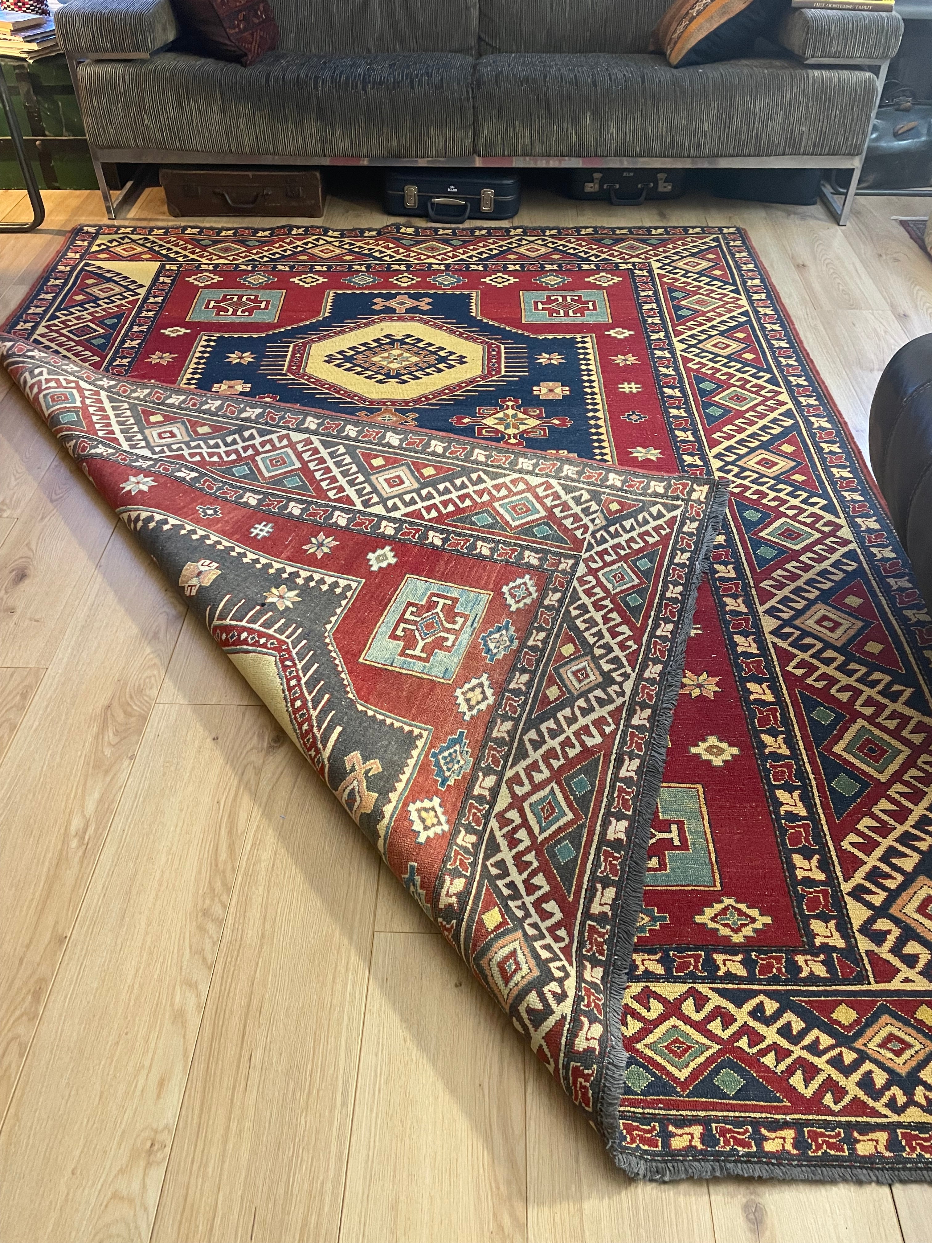 Handgeknoopt Kazak-stijl tapijt – ca. 255 × 200 cm