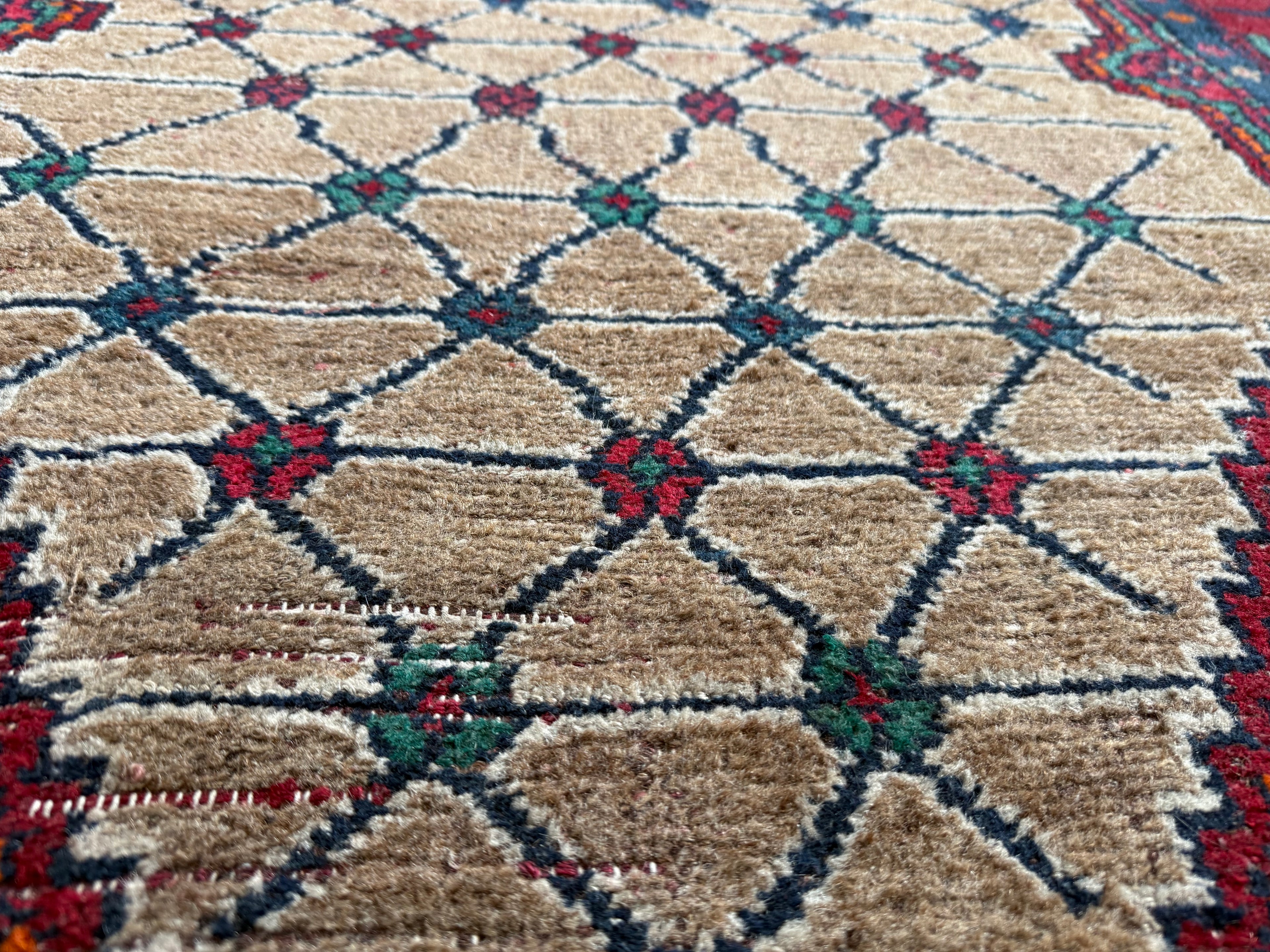Hand-knotted Vintage Rug with Graphic Diamond Field – 185 × 131 cm